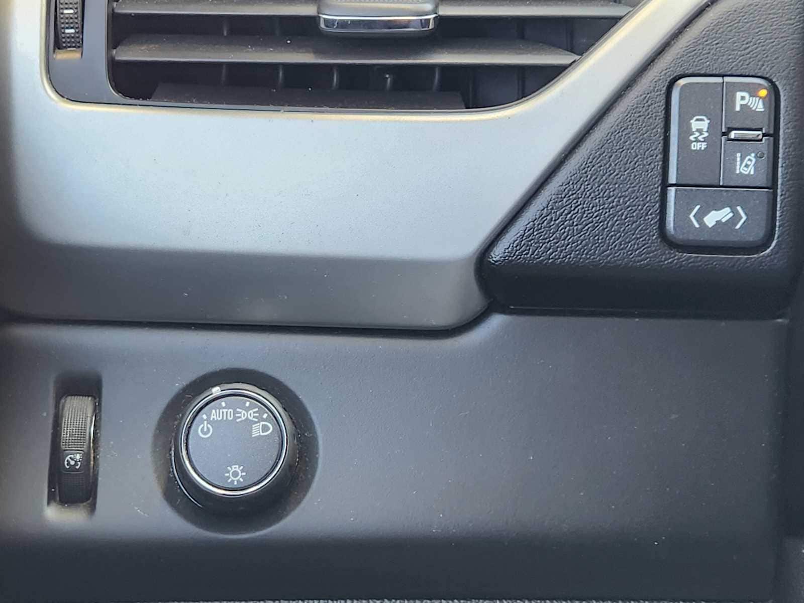 Thumbnail: 2015 Chevrolet Tahoe - 28