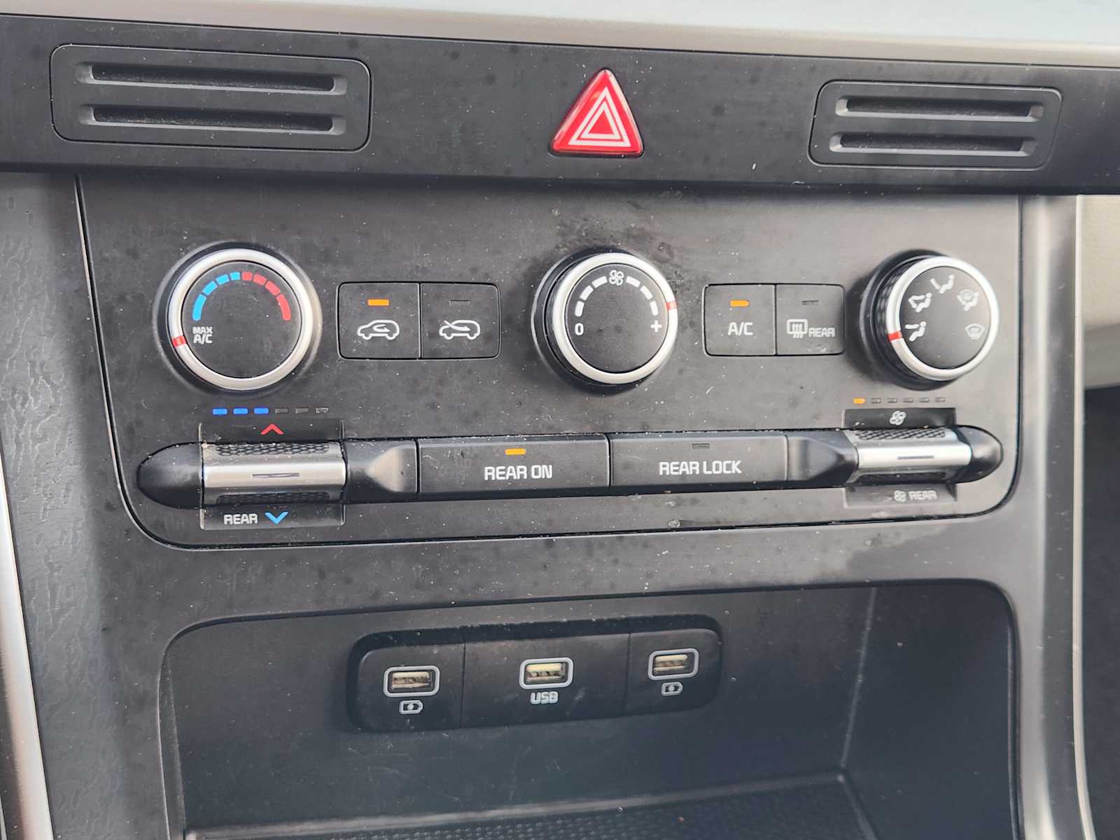 Thumbnail: 2022 Kia Carnival - 27