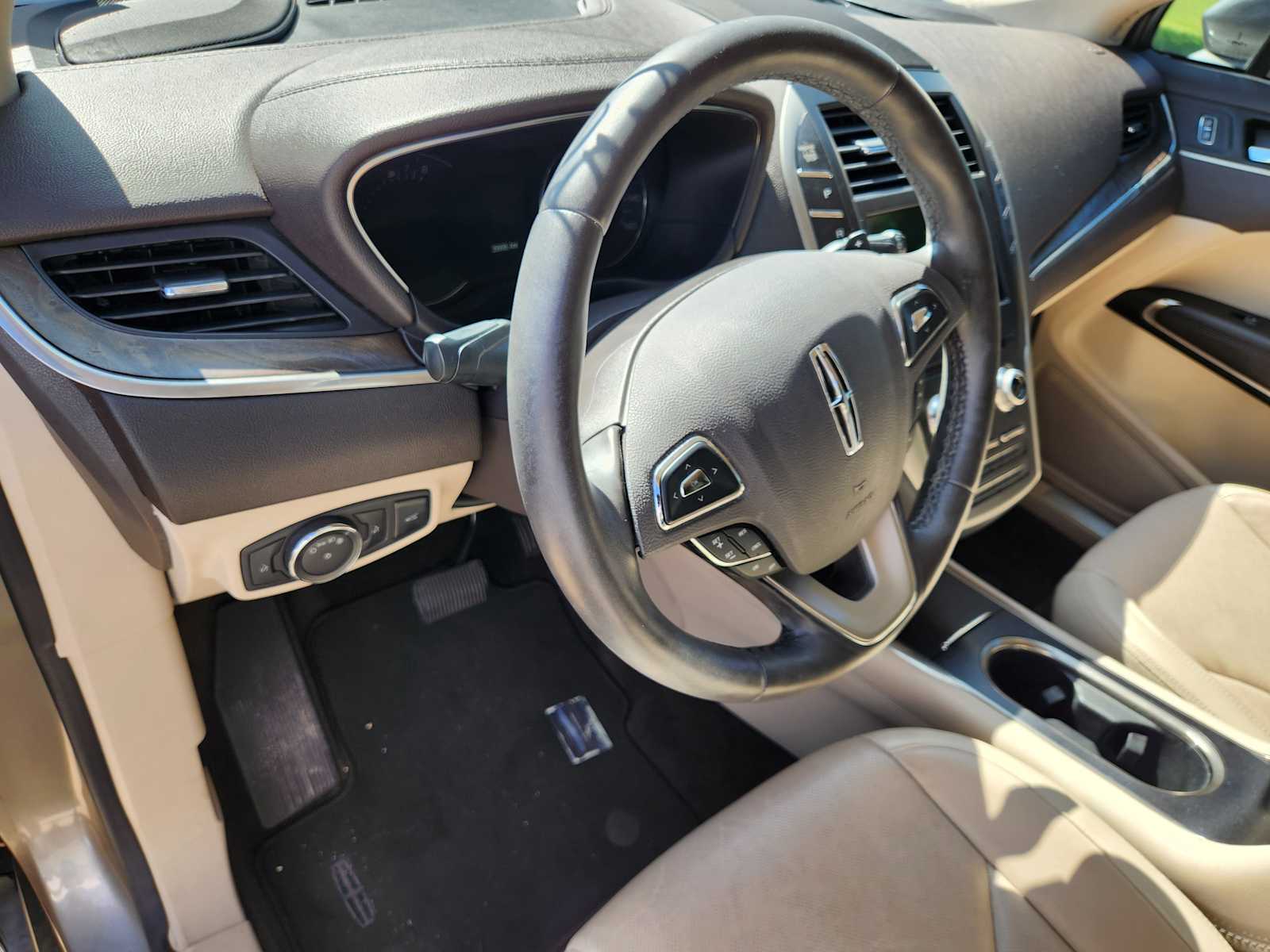 Thumbnail: 2017 Lincoln MKC - 8