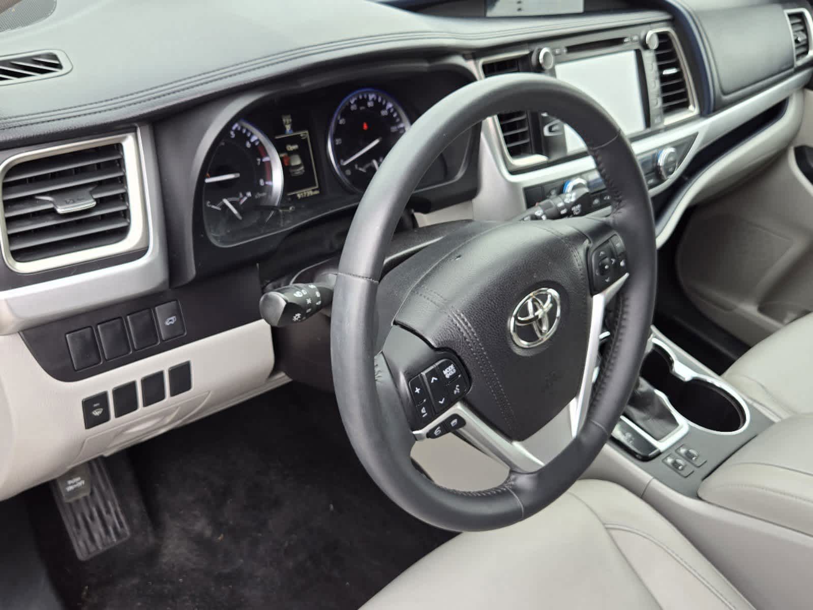 Used 2016 Toyota Highlander XLE with VIN 5TDKKRFH2GS141941 for sale in Rockwall, TX