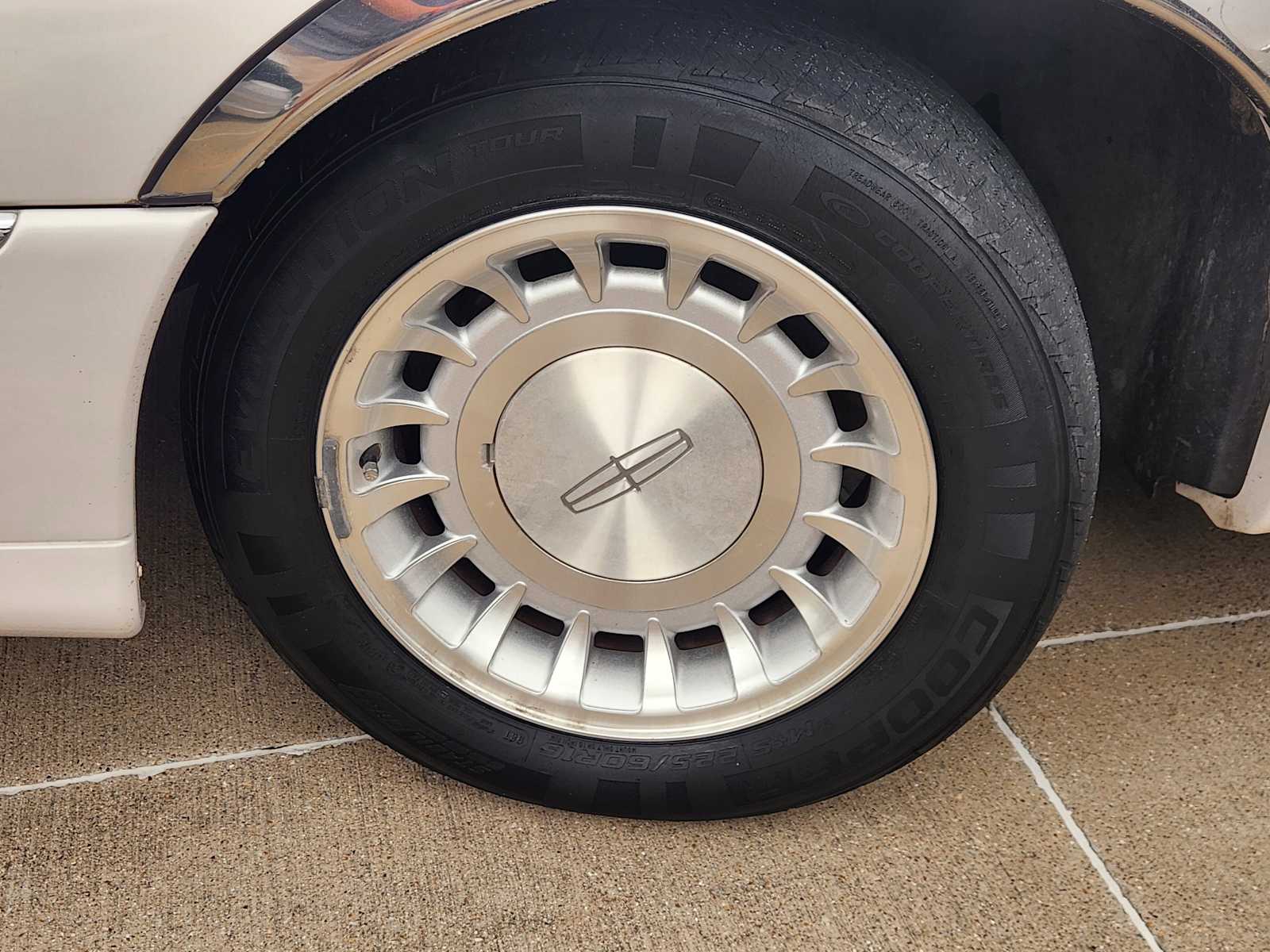 Thumbnail: 2001 Lincoln Town Car - 10