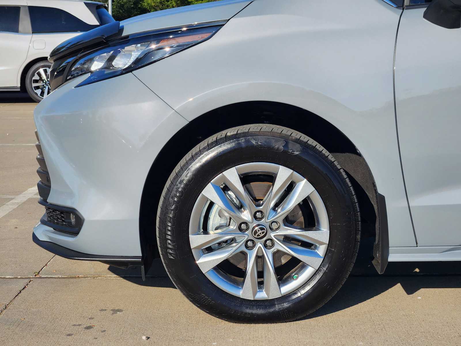 Thumbnail: 2023 Toyota Sienna - 8