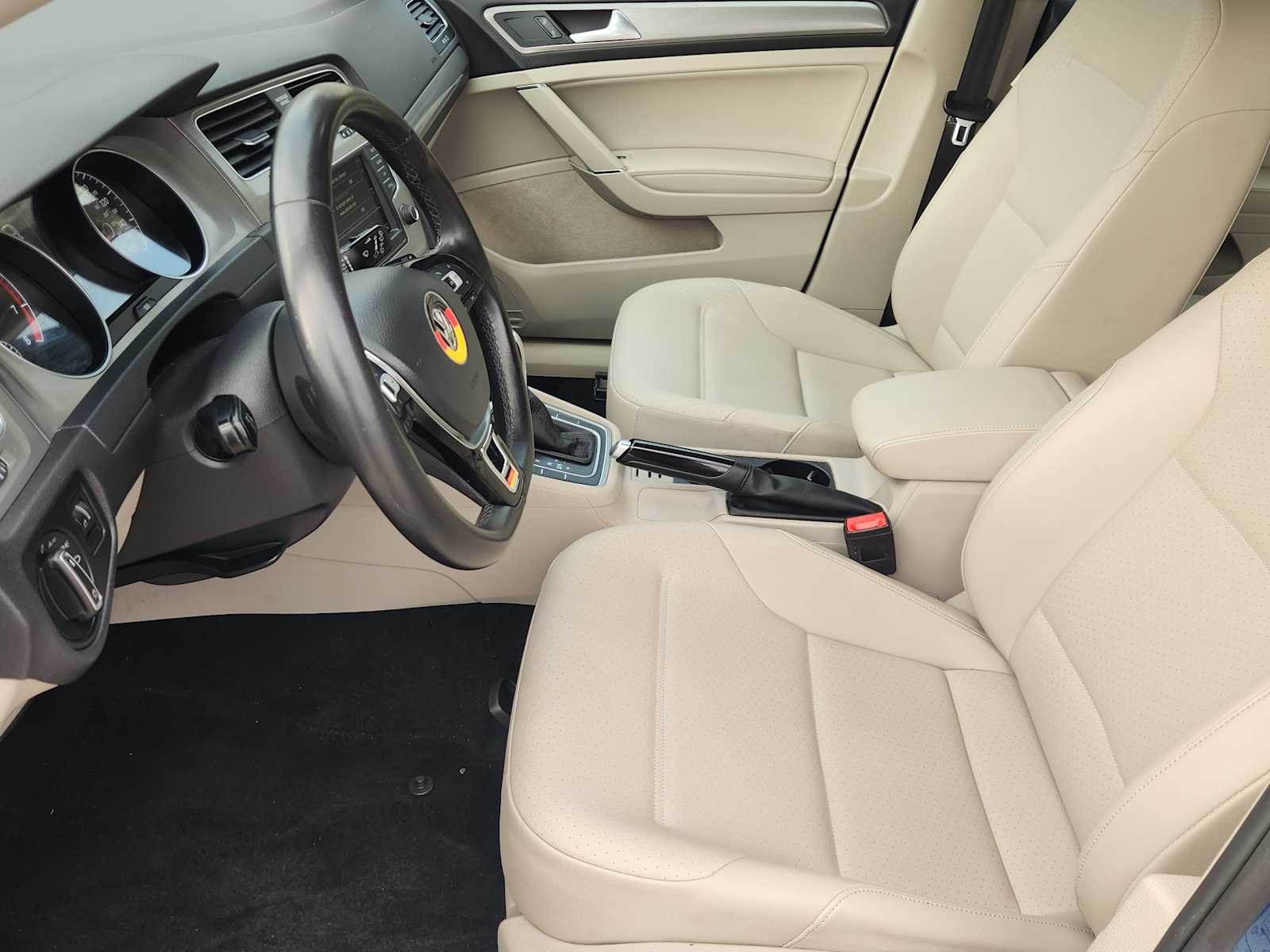 Thumbnail: 2017 Volkswagen Golf - 11