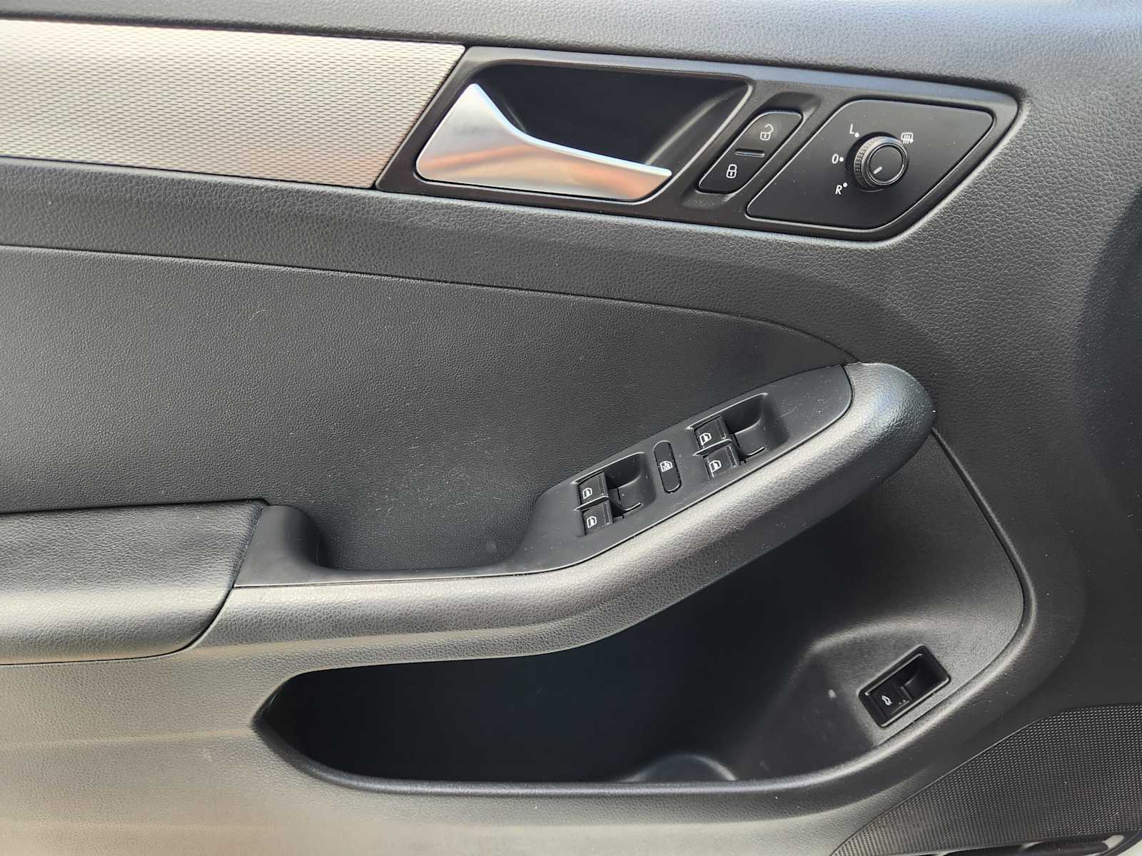 Thumbnail: 2015 Volkswagen Jetta - 29