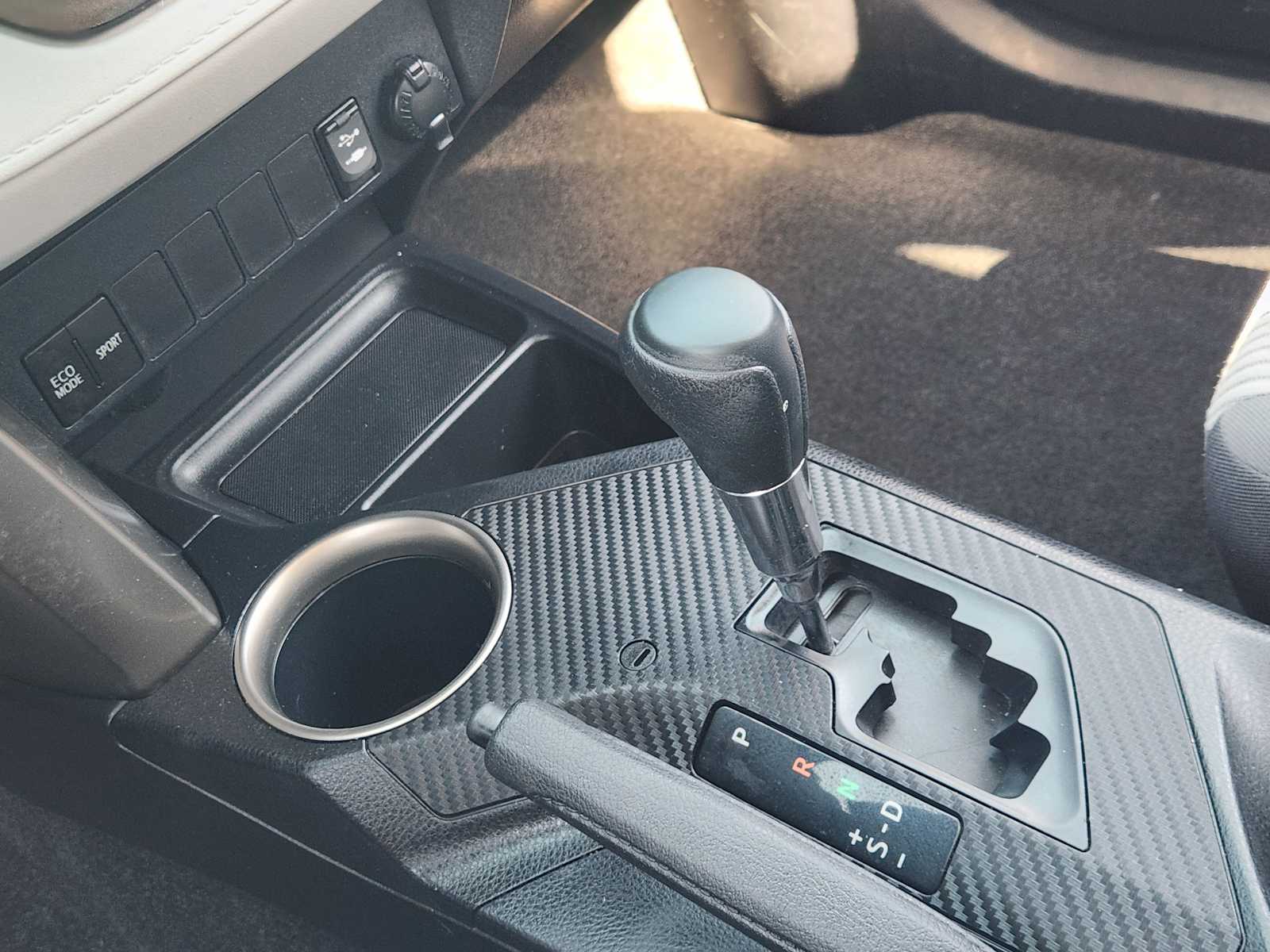 Thumbnail: 2015 Toyota RAV4 - 17