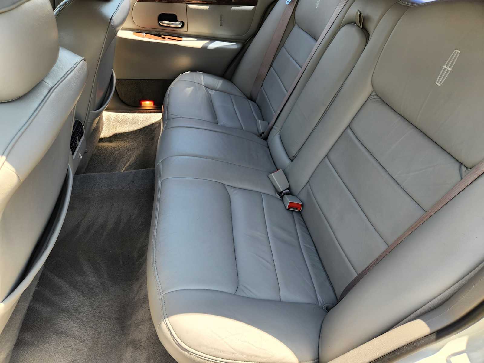 Thumbnail: 2001 Lincoln Town Car - 13