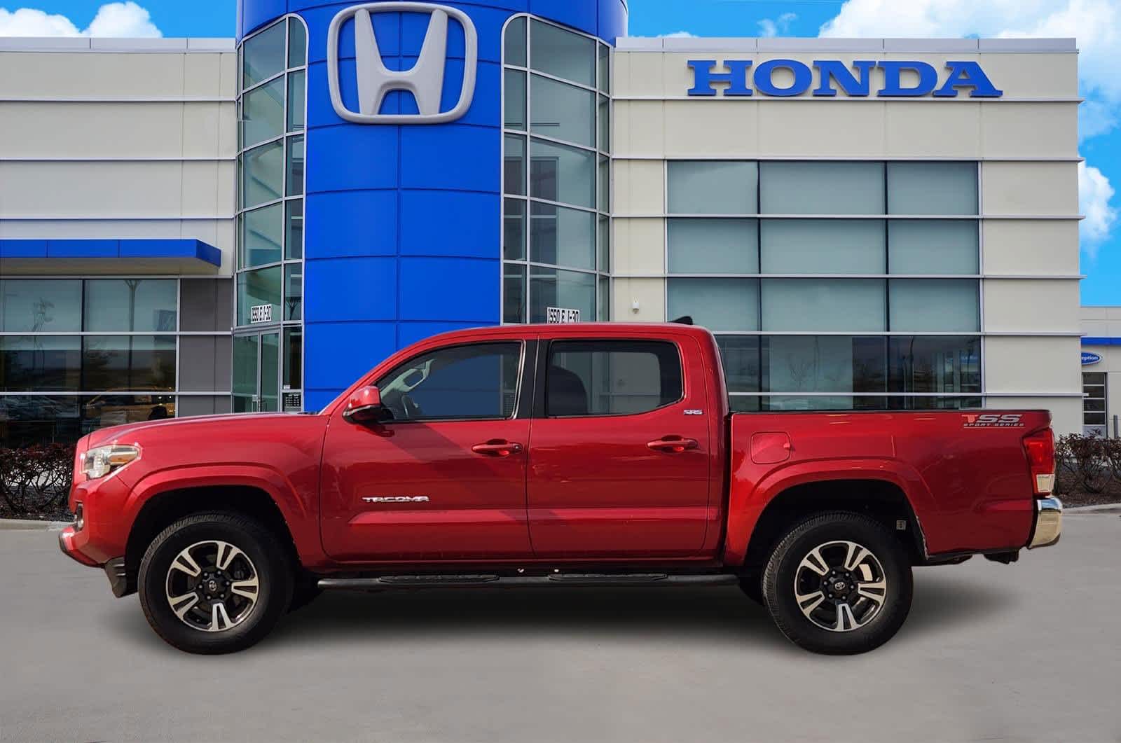 Thumbnail: 2016 Toyota Tacoma - 3