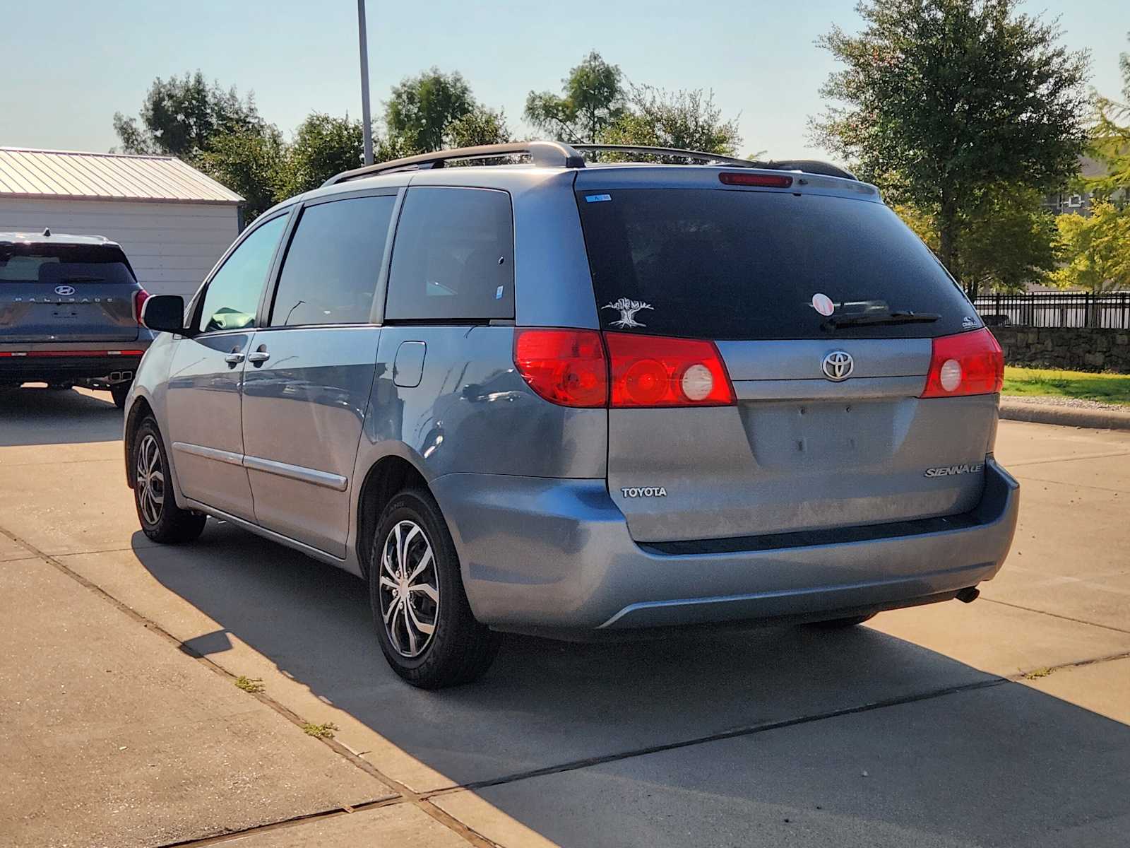 Thumbnail: 2010 Toyota Sienna - 6