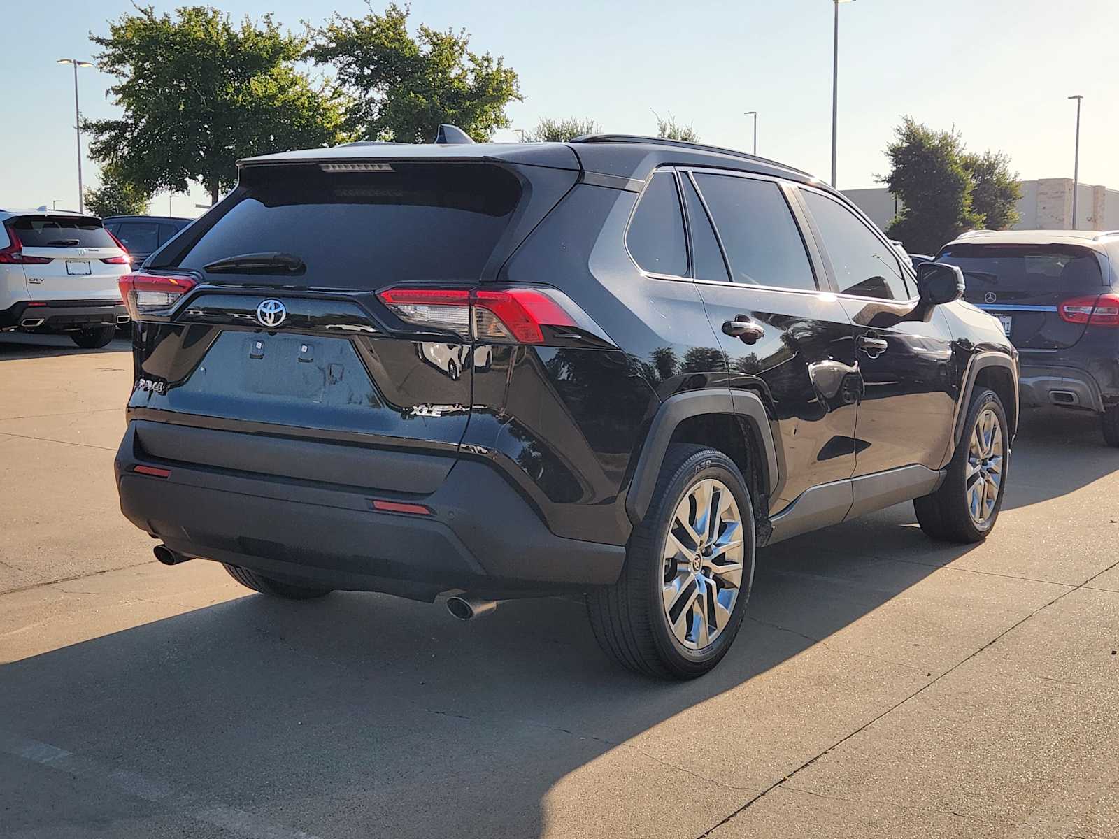 2021 Toyota RAV4 XLE Premium photo 4