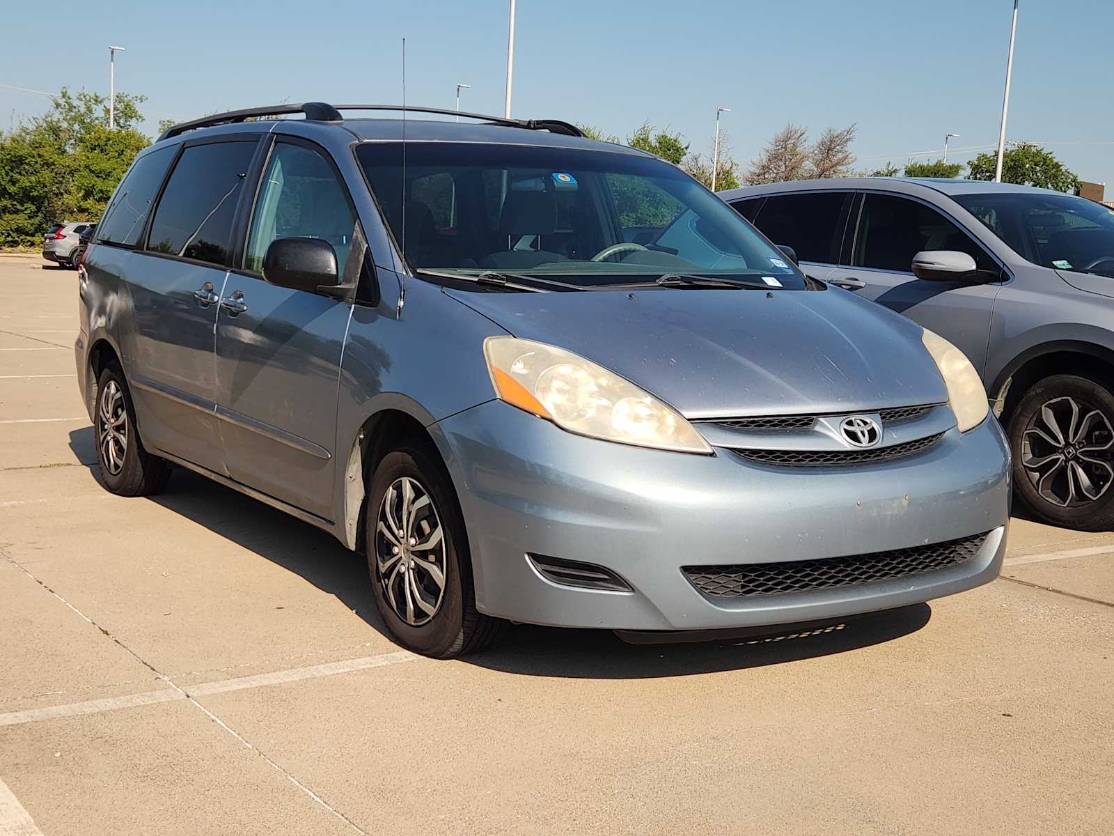 Thumbnail: 2010 Toyota Sienna - 3