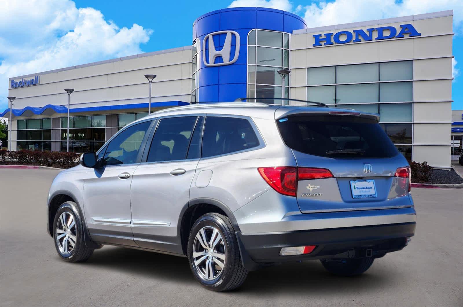 Thumbnail: 2017 Honda Pilot - 4