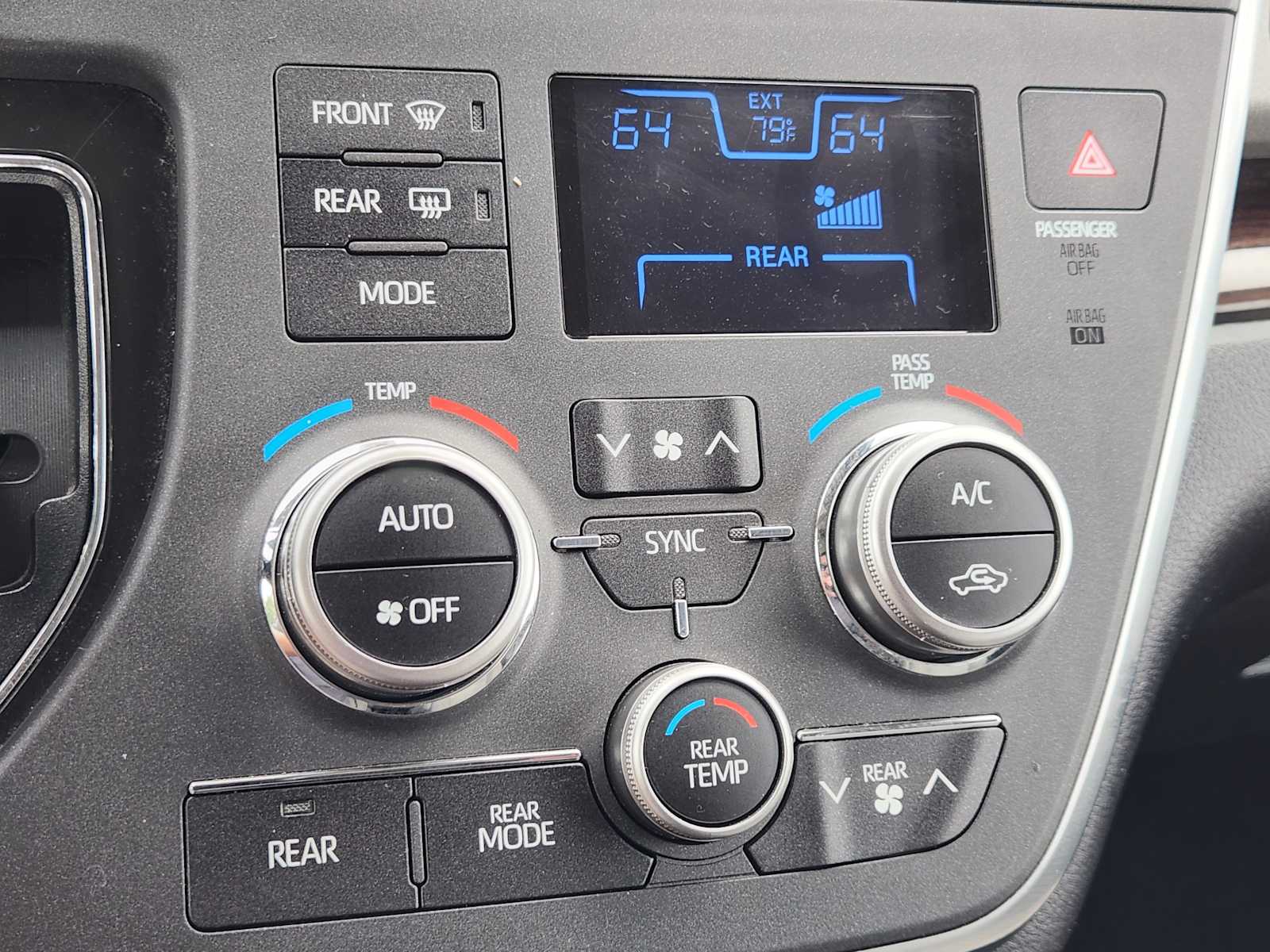 Thumbnail: 2019 Toyota Sienna - 27