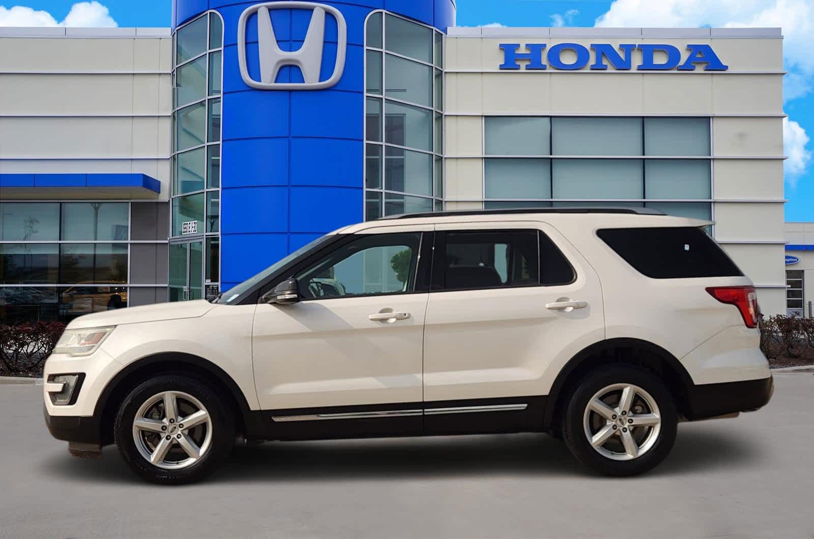 Thumbnail: 2016 Ford Explorer - 3