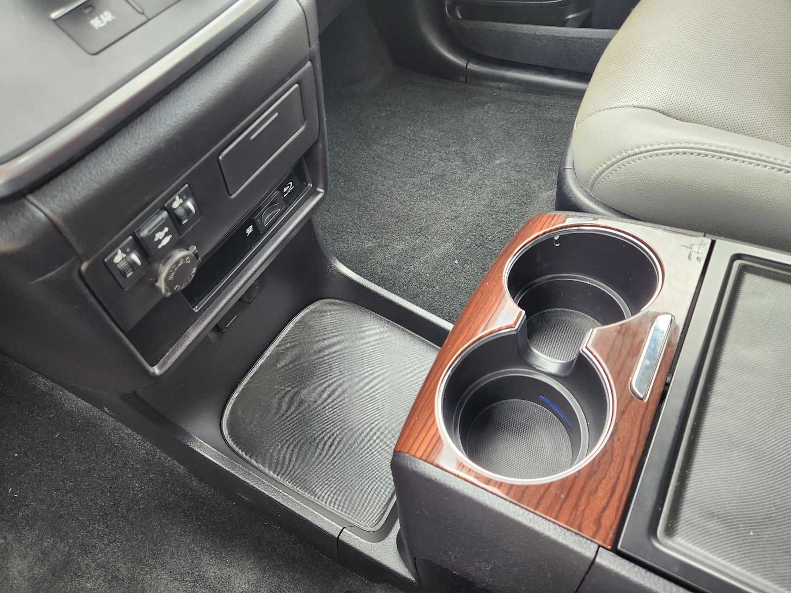 Thumbnail: 2019 Toyota Sienna - 18