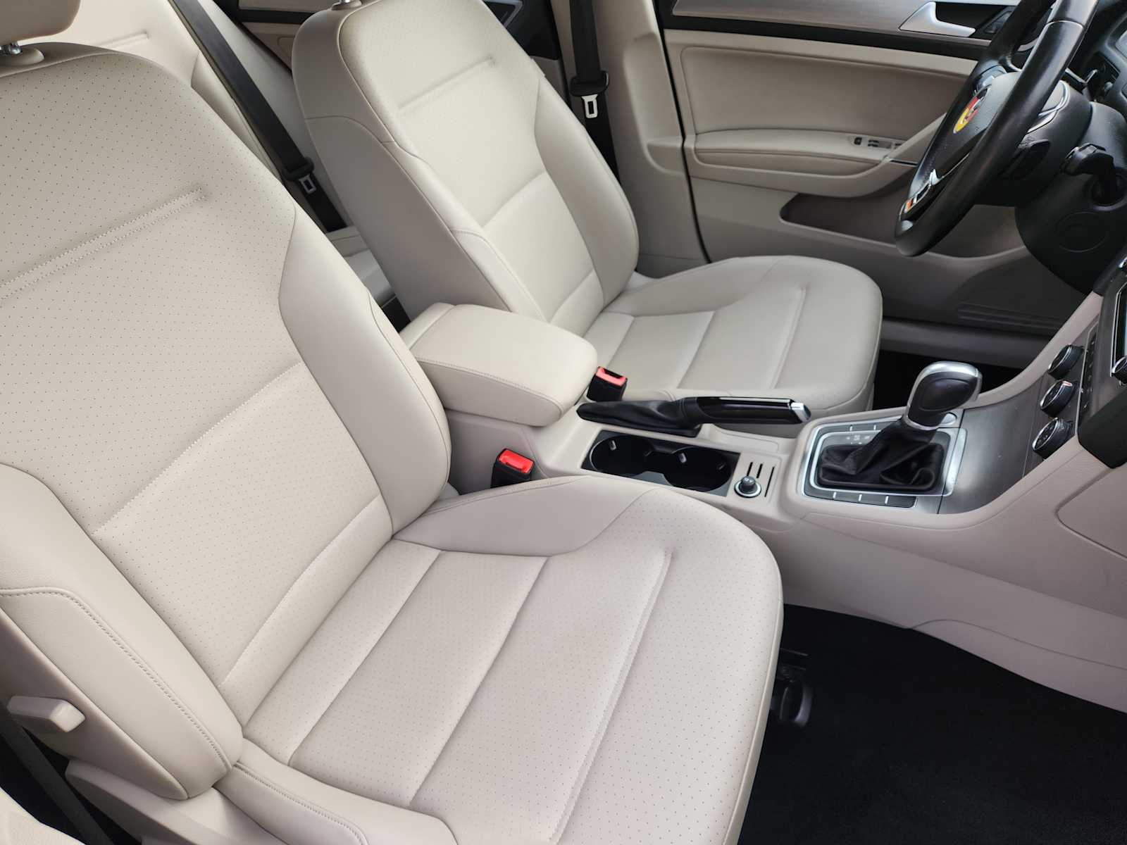 Thumbnail: 2017 Volkswagen Golf - 14