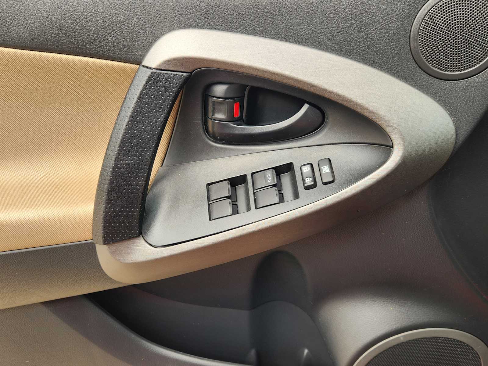 Thumbnail: 2011 Toyota RAV4 - 30