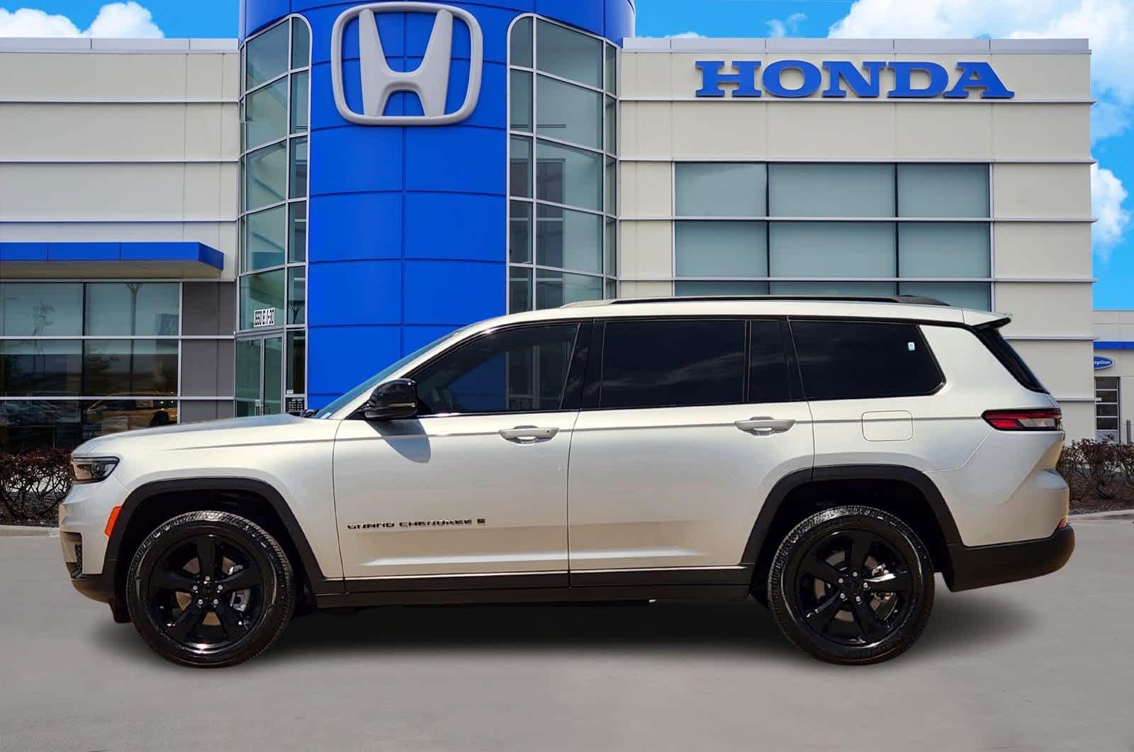 2024 Jeep Grand Cherokee Laredo photo 3