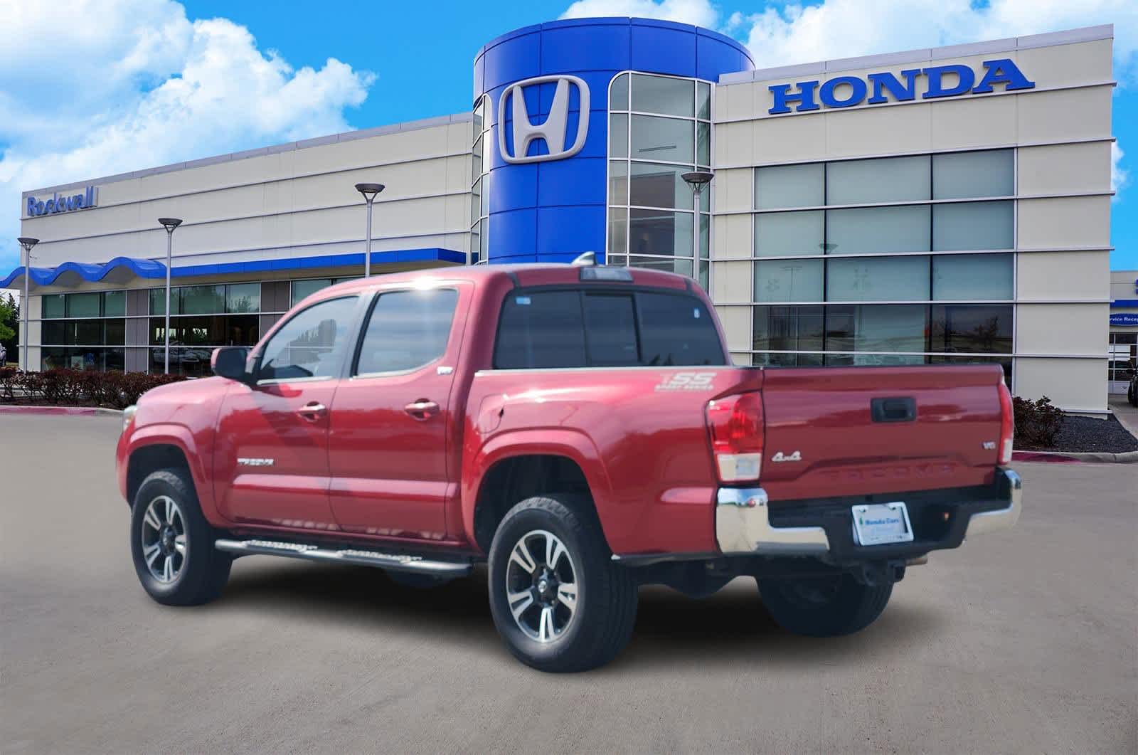 Thumbnail: 2016 Toyota Tacoma - 4