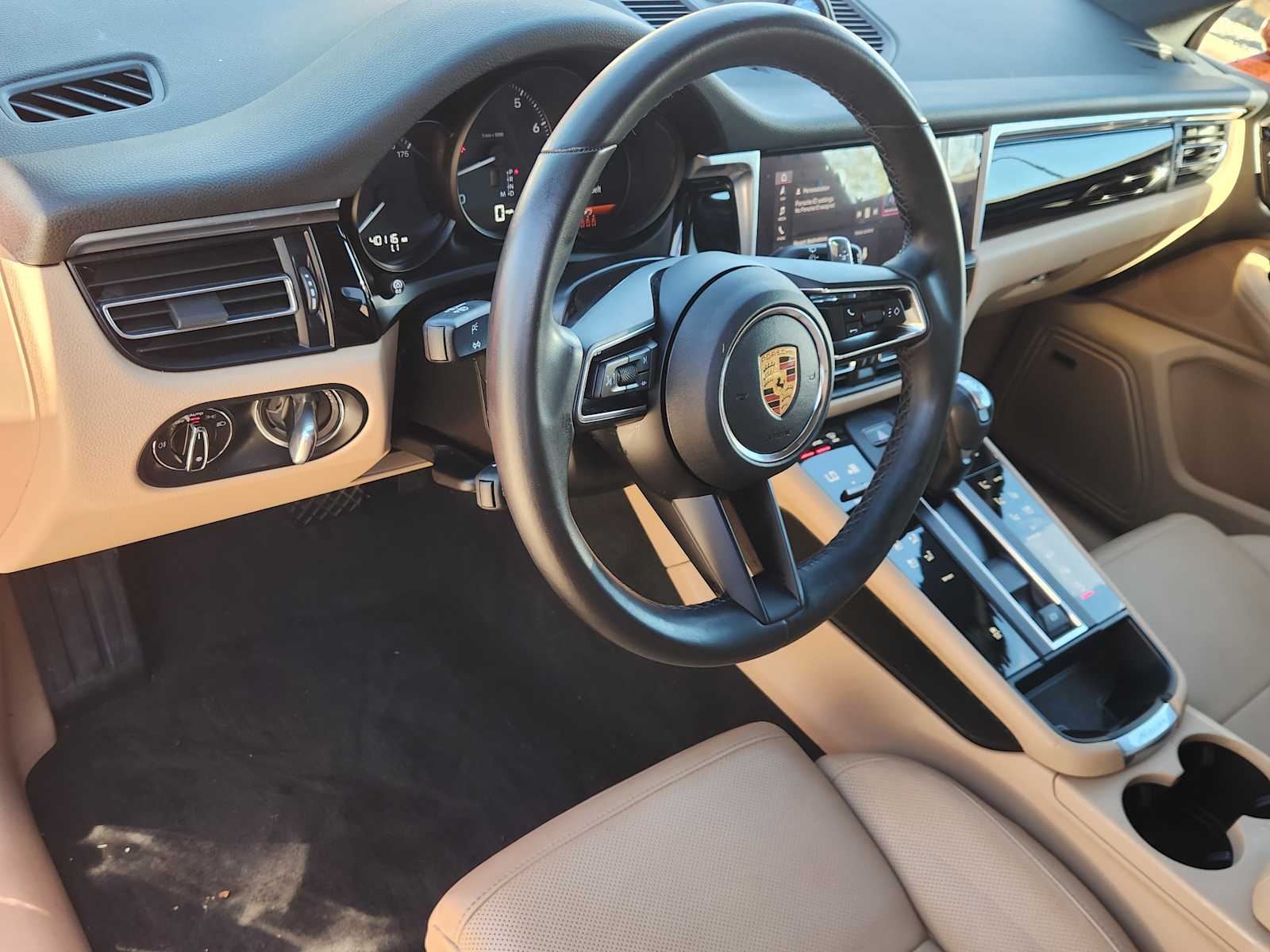 2022 Porsche Macan photo 2