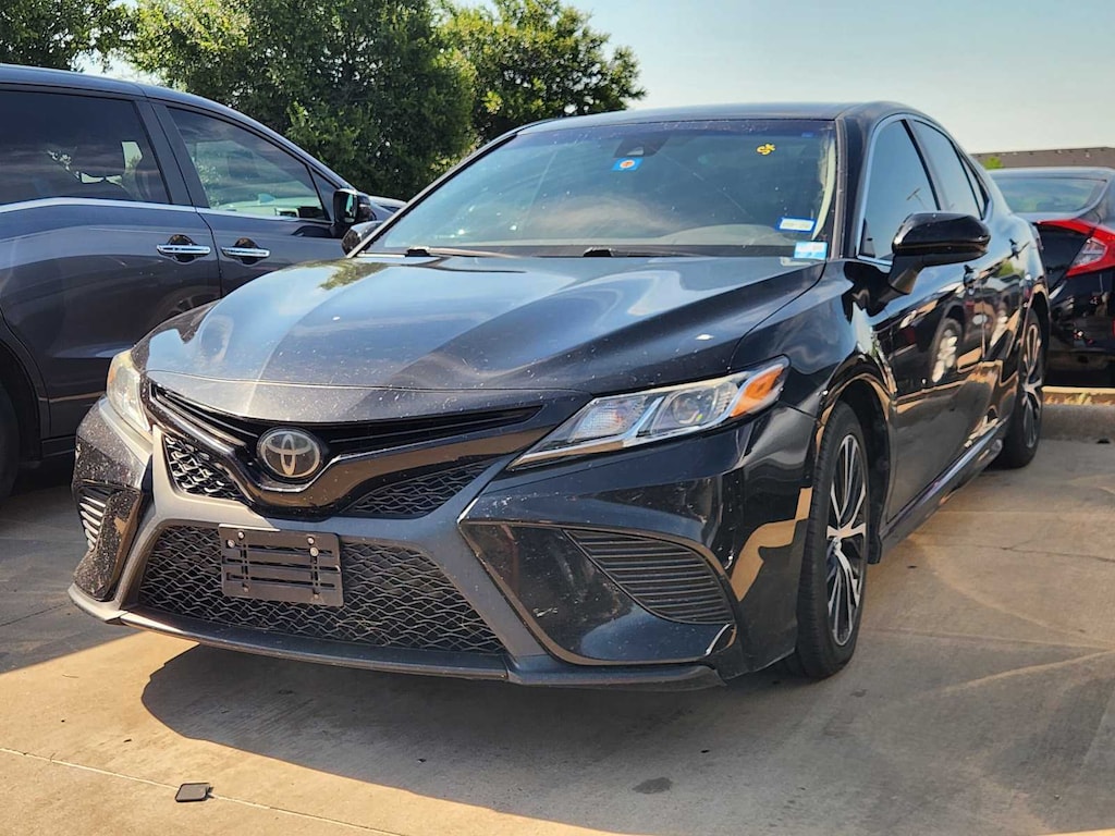 Used 2020 Toyota Camry SE Sedan