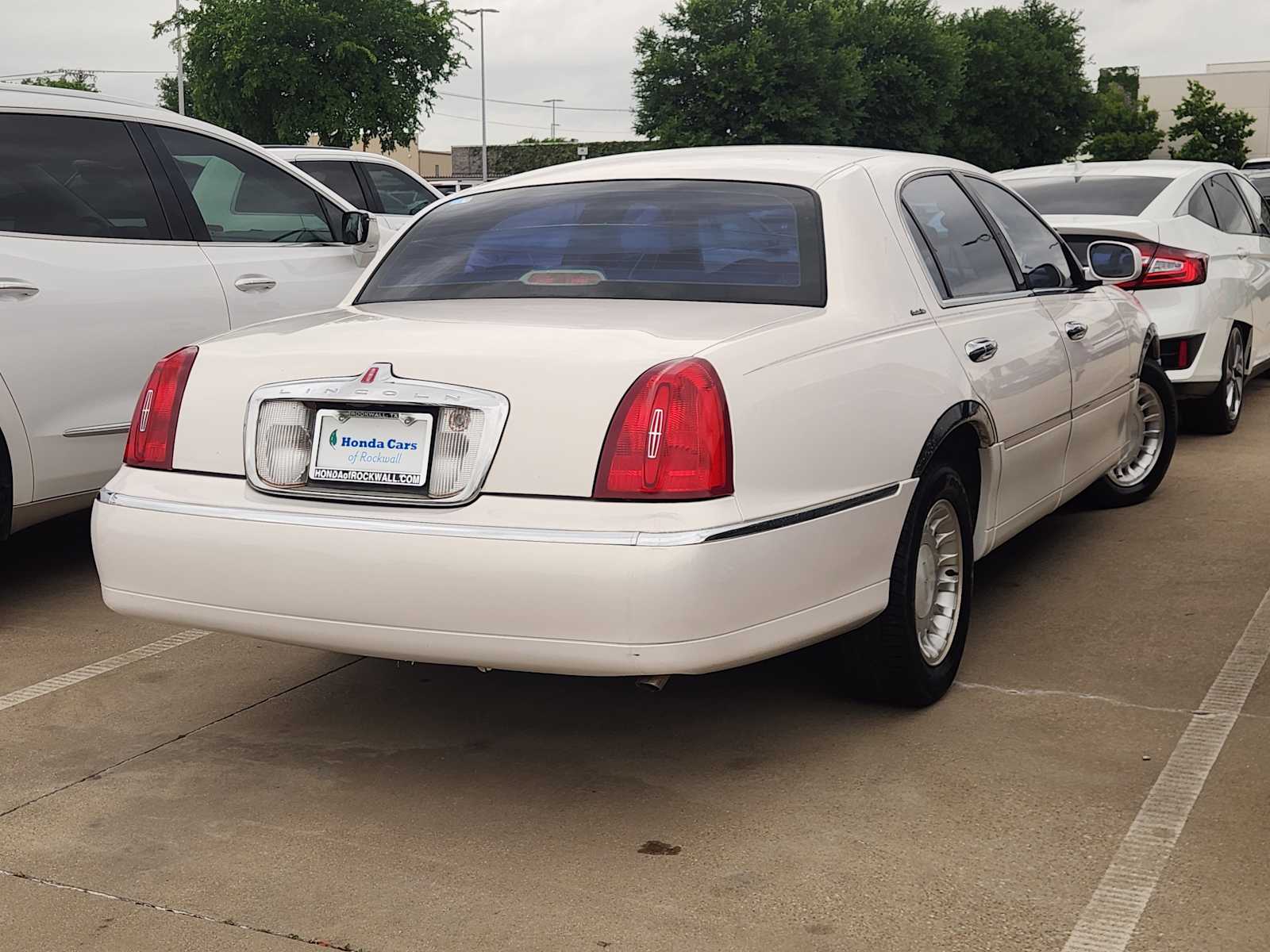 Thumbnail: 2001 Lincoln Town Car - 4