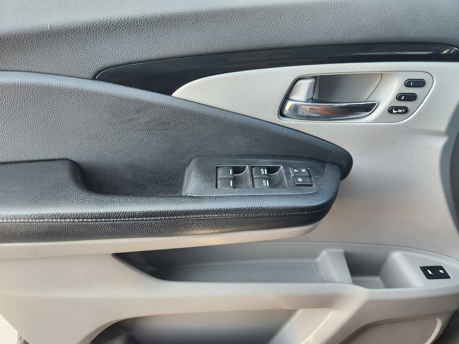 Thumbnail: 2017 Honda Pilot - 30