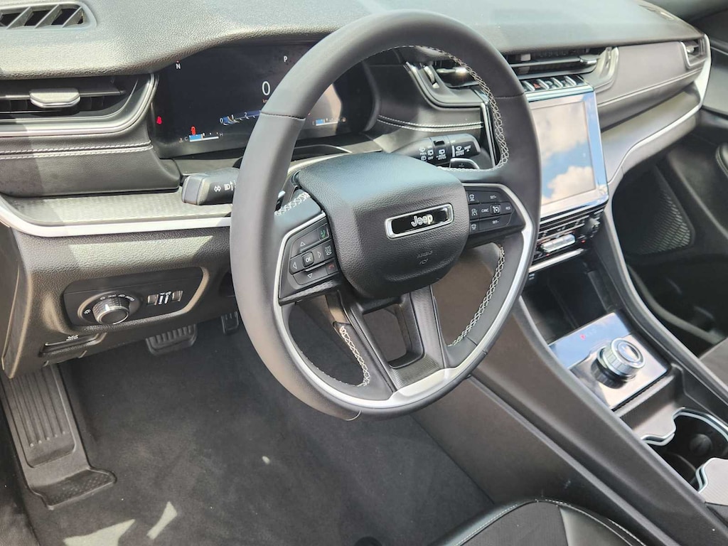 Used 2024 Jeep Grand Cherokee Laredo SUV
