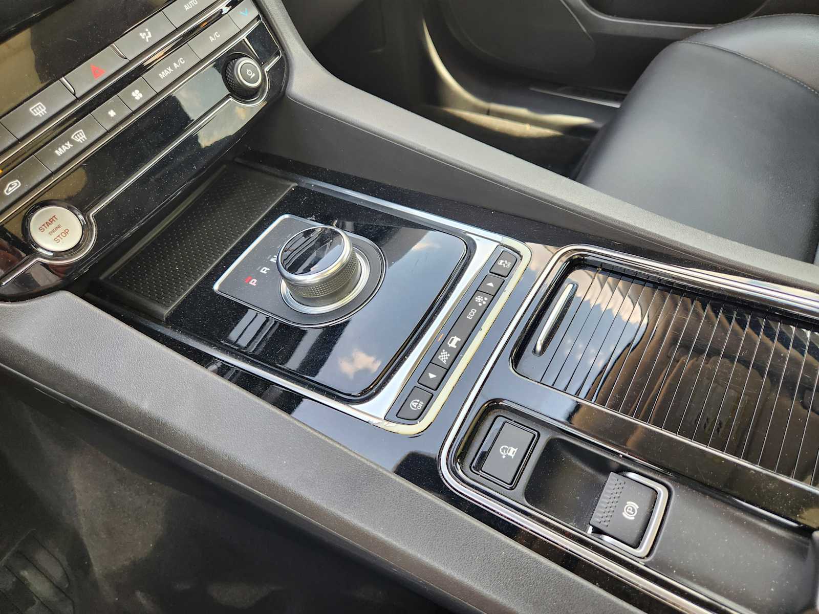 Thumbnail: 2019 Jaguar F-Pace - 17