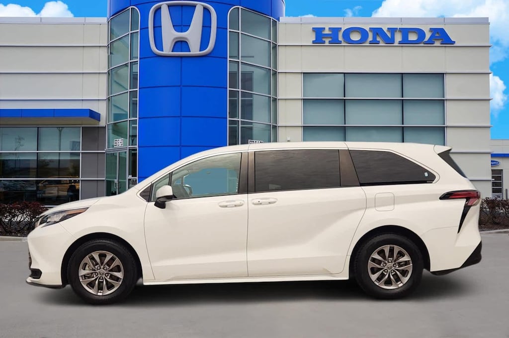 Used 2022 Toyota Sienna LE 8 Passenger Van Passenger Van