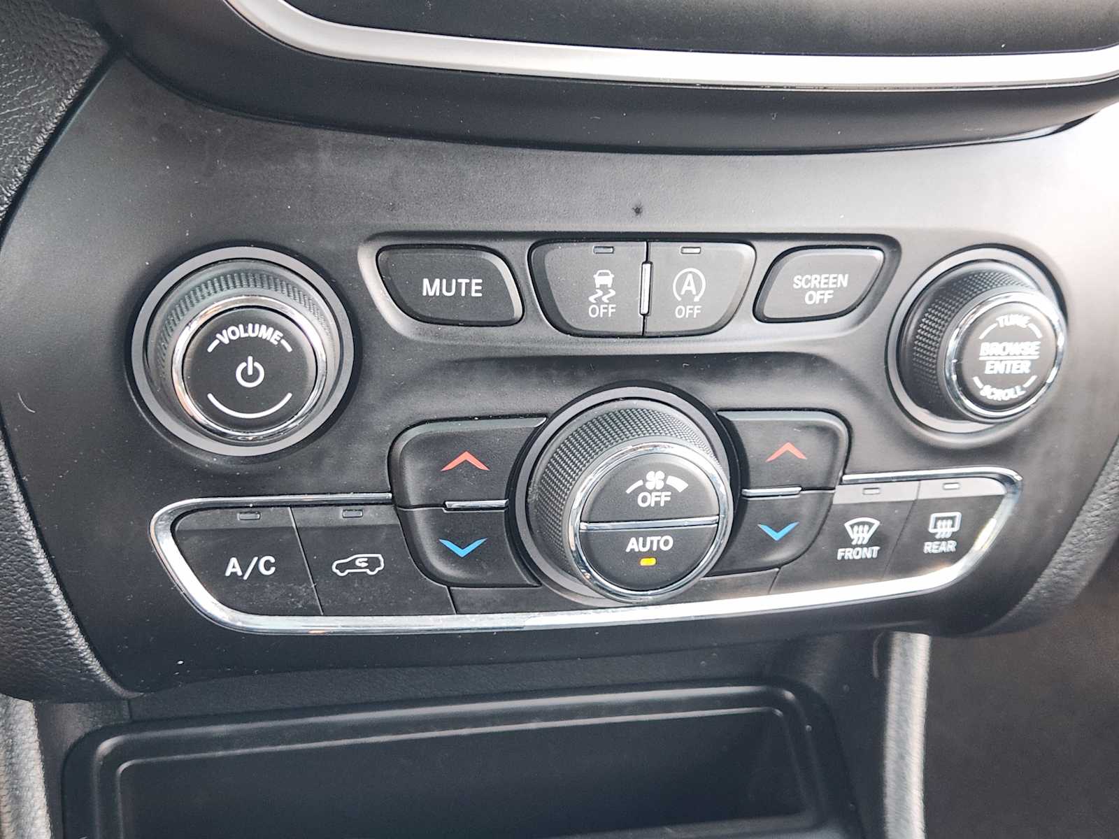 Thumbnail: 2021 Jeep Cherokee - 25