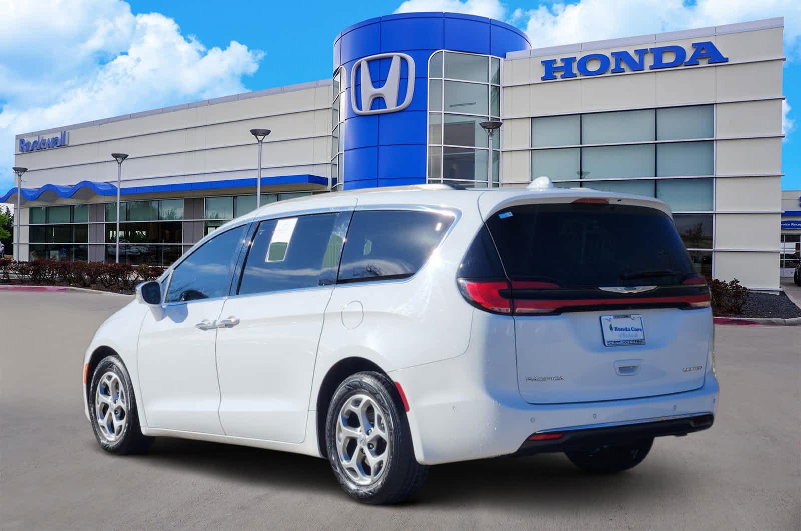 Thumbnail: 2022 Chrysler Pacifica - 4