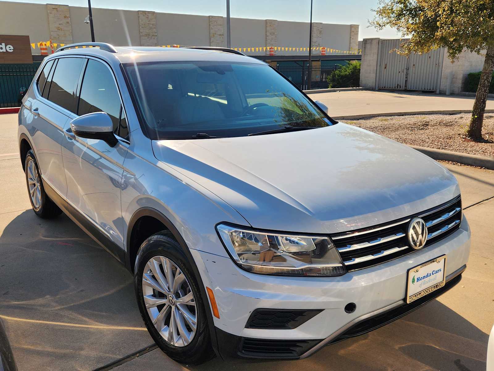 2018 Volkswagen Tiguan SEL photo 3