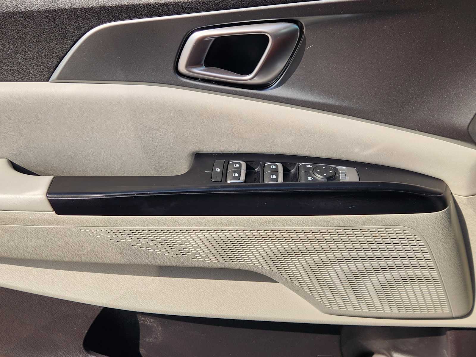 Thumbnail: 2022 Kia Carnival - 29