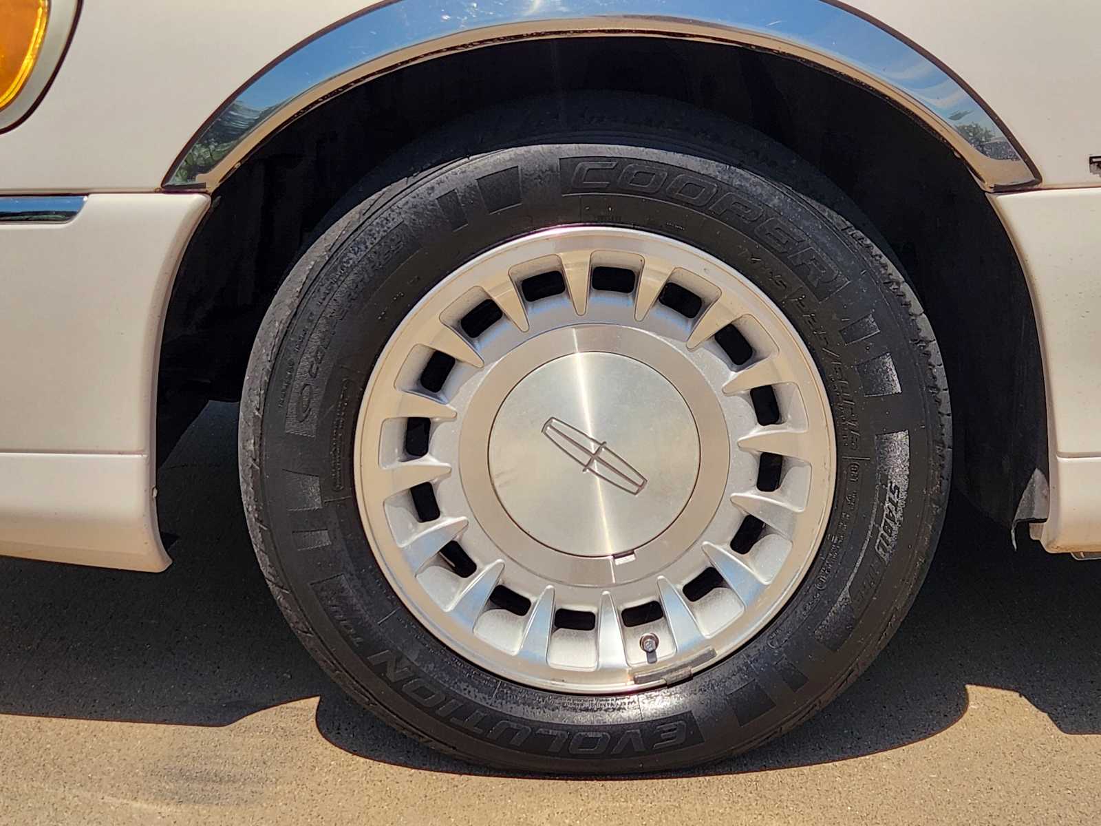 Thumbnail: 2001 Lincoln Town Car - 22