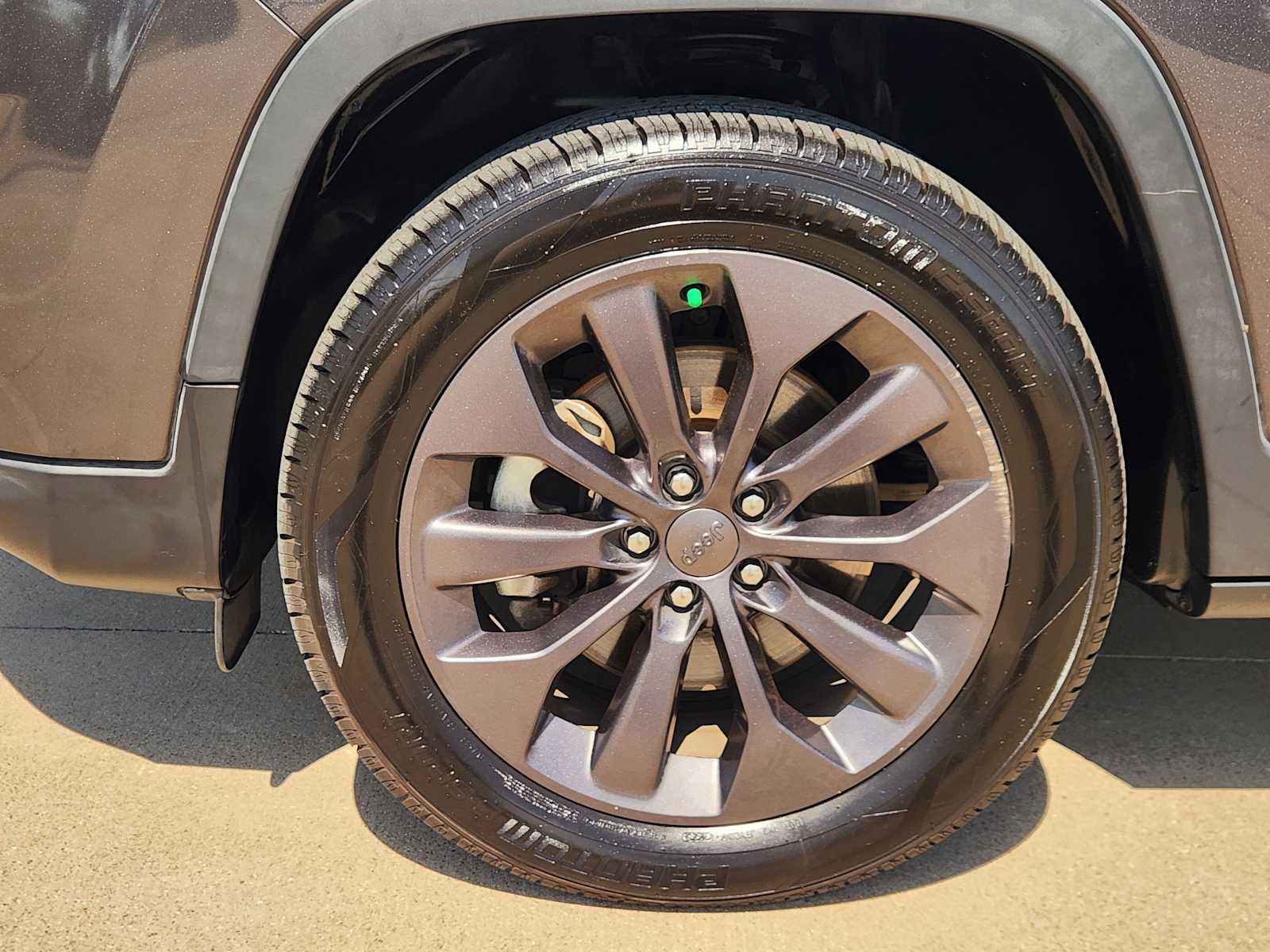 Thumbnail: 2021 Jeep Cherokee - 21