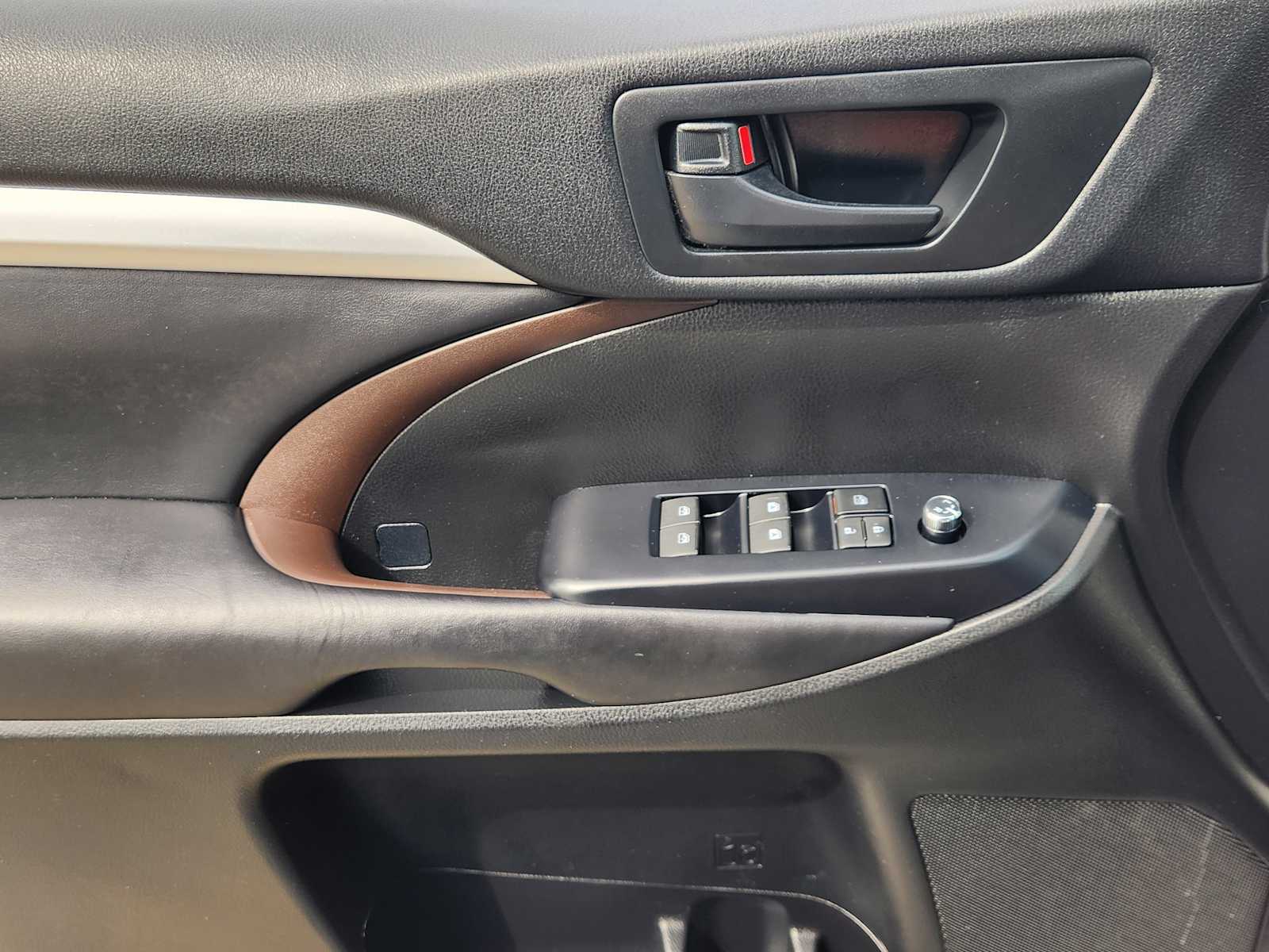 Thumbnail: 2017 Toyota Highlander - 31