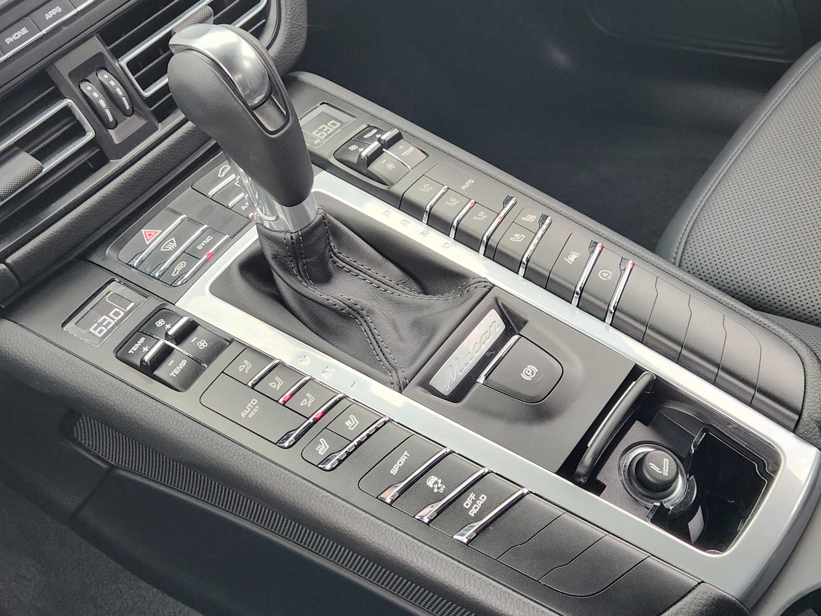 Thumbnail: 2021 Porsche Macan - 17