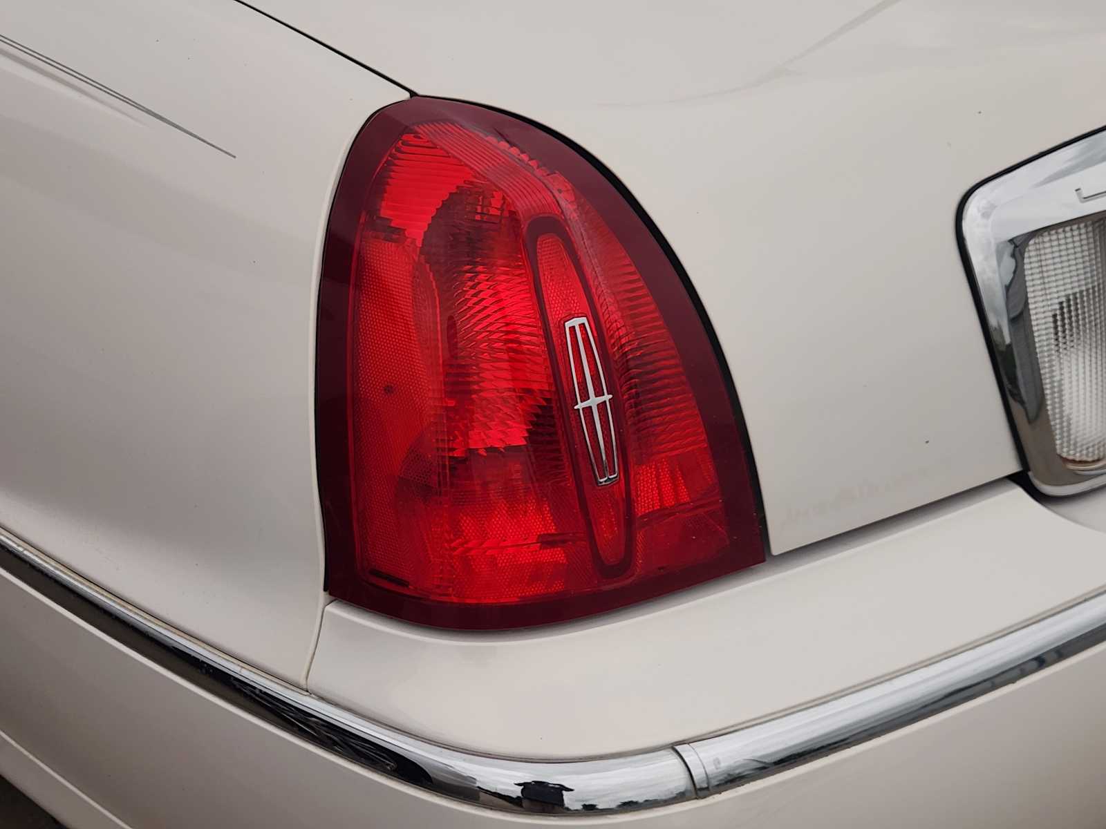 Thumbnail: 2001 Lincoln Town Car - 12