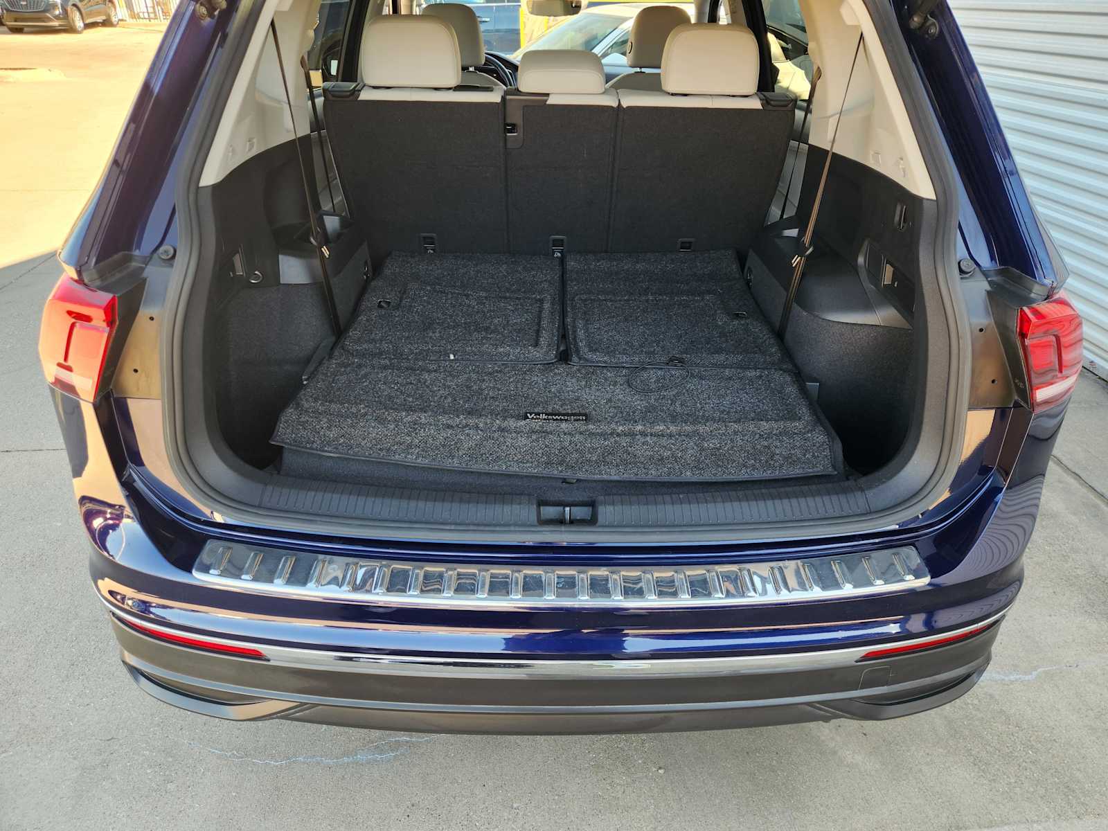 Thumbnail: 2023 Volkswagen Tiguan - 18