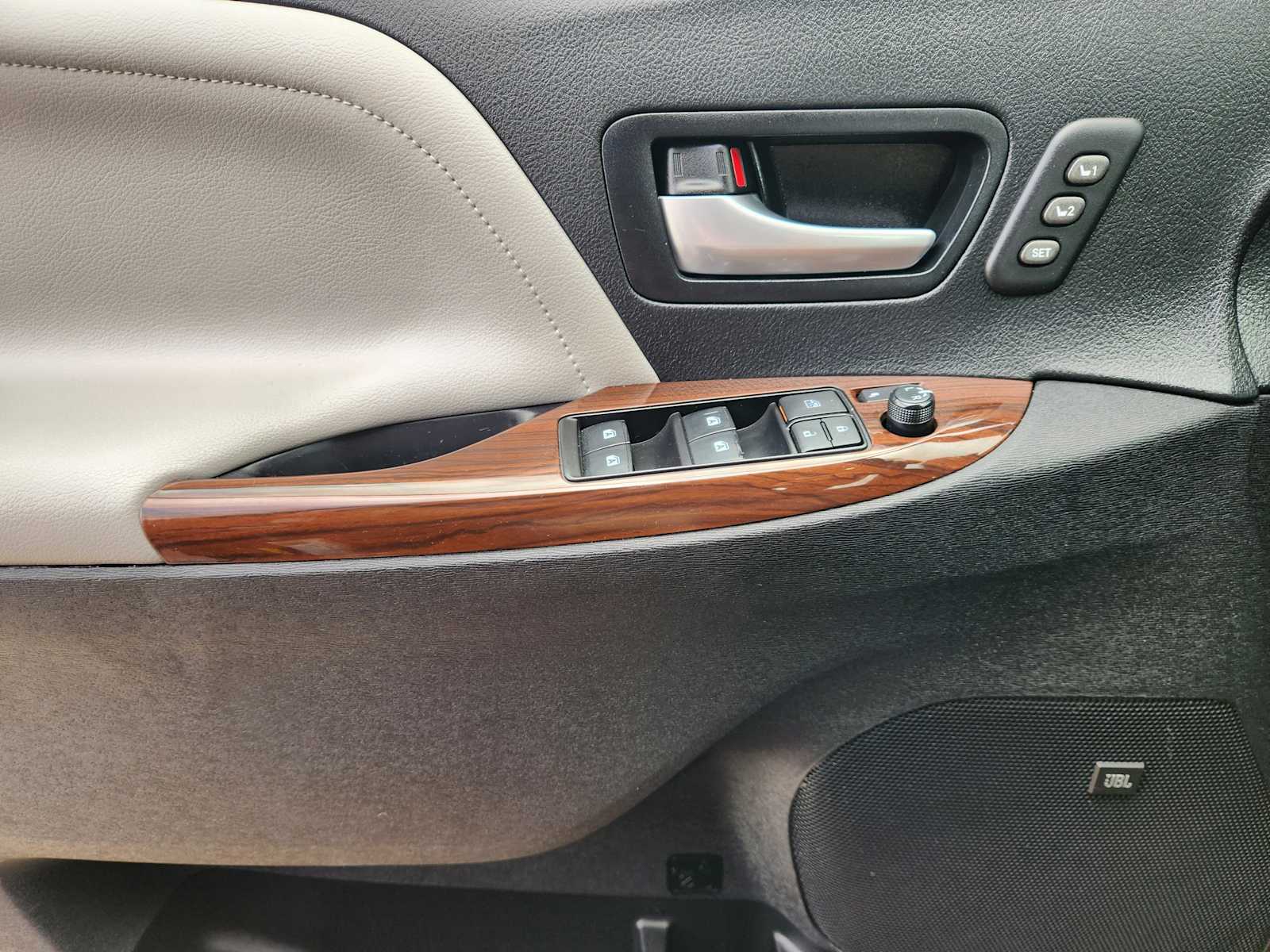 Thumbnail: 2019 Toyota Sienna - 30