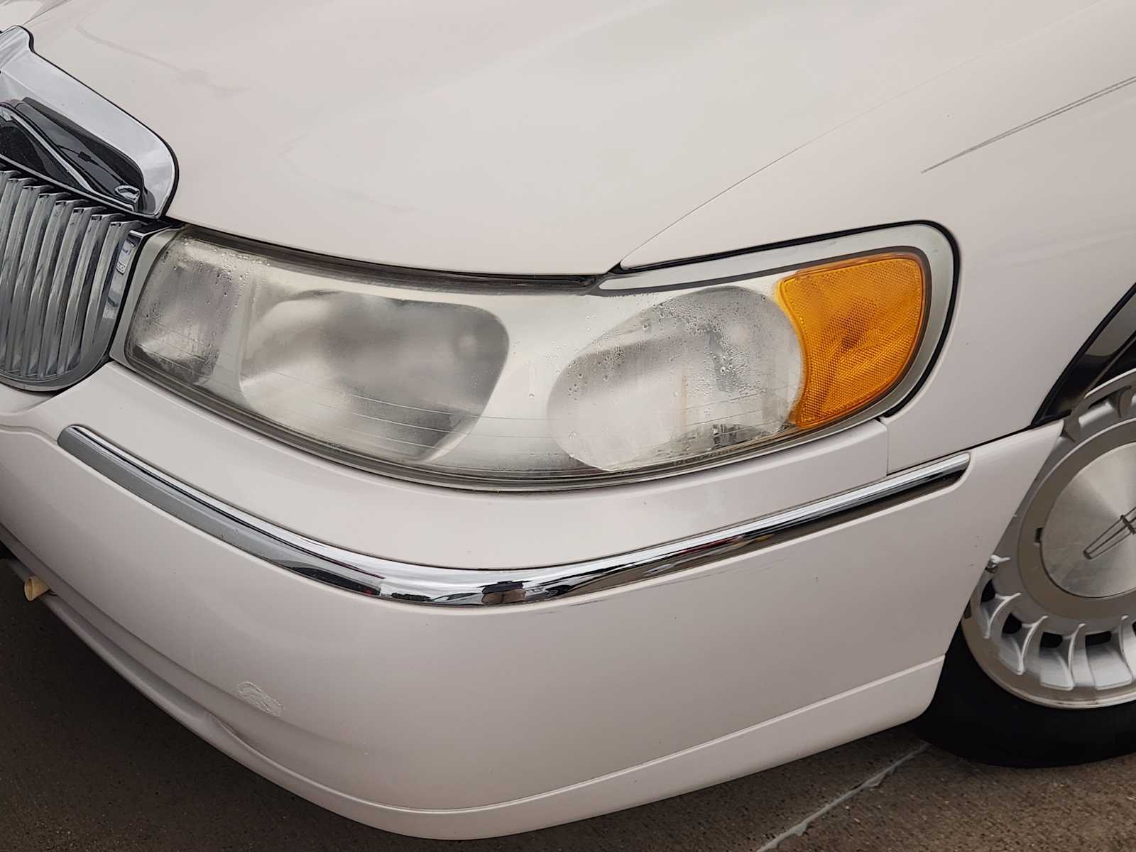 Thumbnail: 2001 Lincoln Town Car - 11