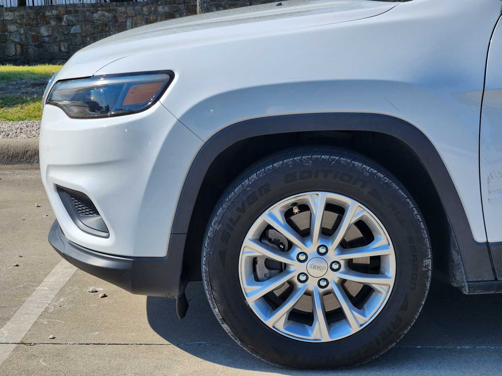 Thumbnail: 2019 Jeep Cherokee - 11