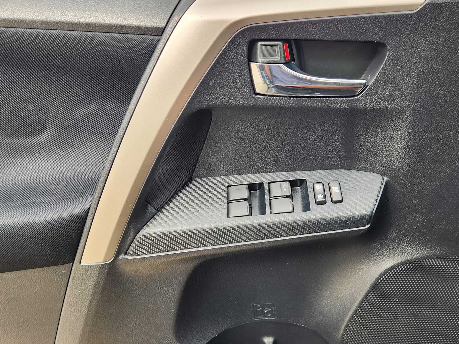 Thumbnail: 2015 Toyota RAV4 - 29