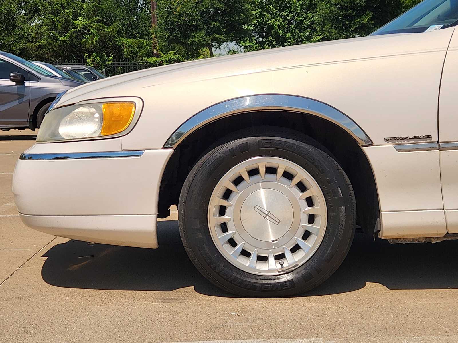 Thumbnail: 2001 Lincoln Town Car - 8