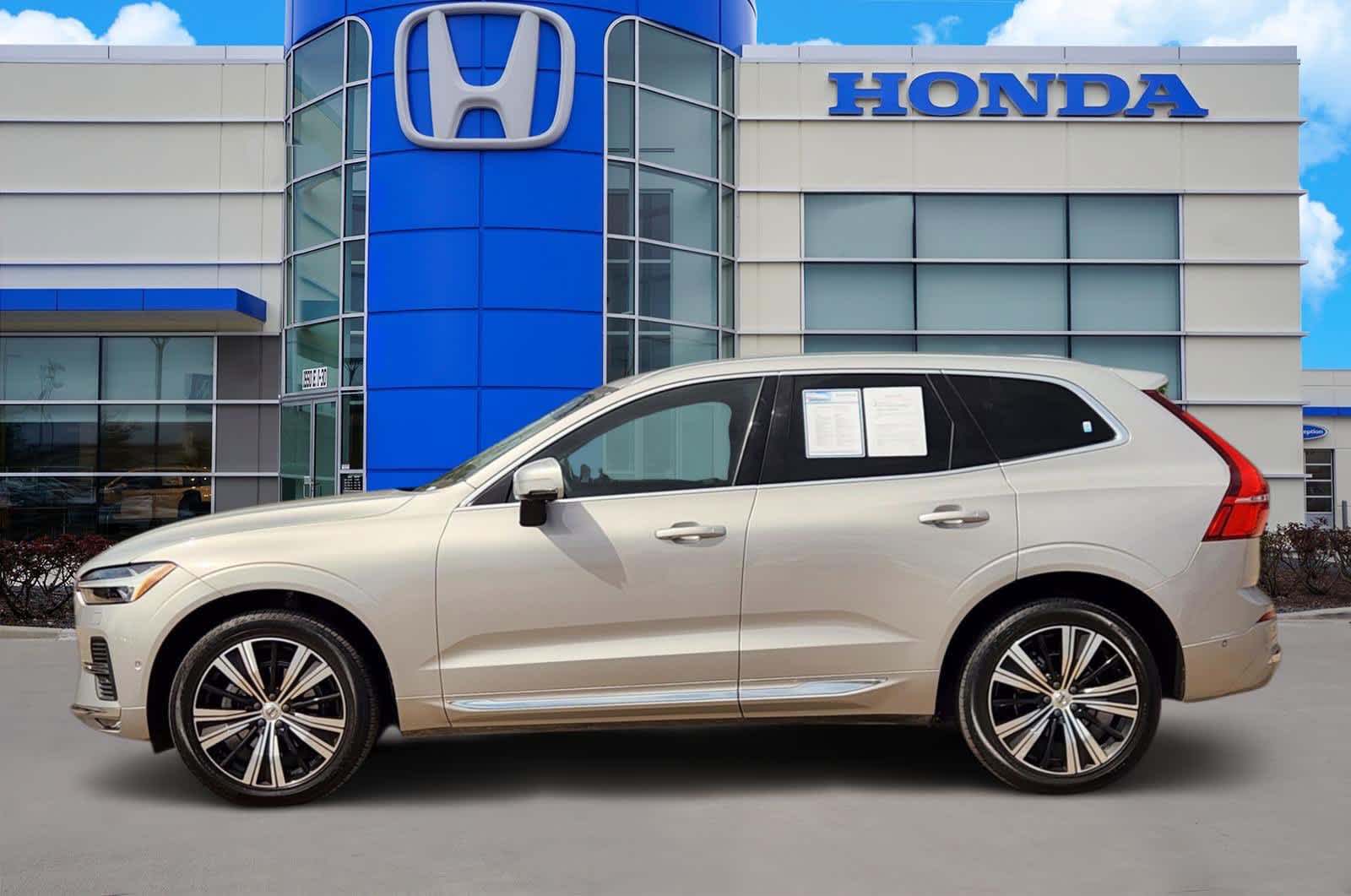 Thumbnail: 2023 Volvo XC60 - 3