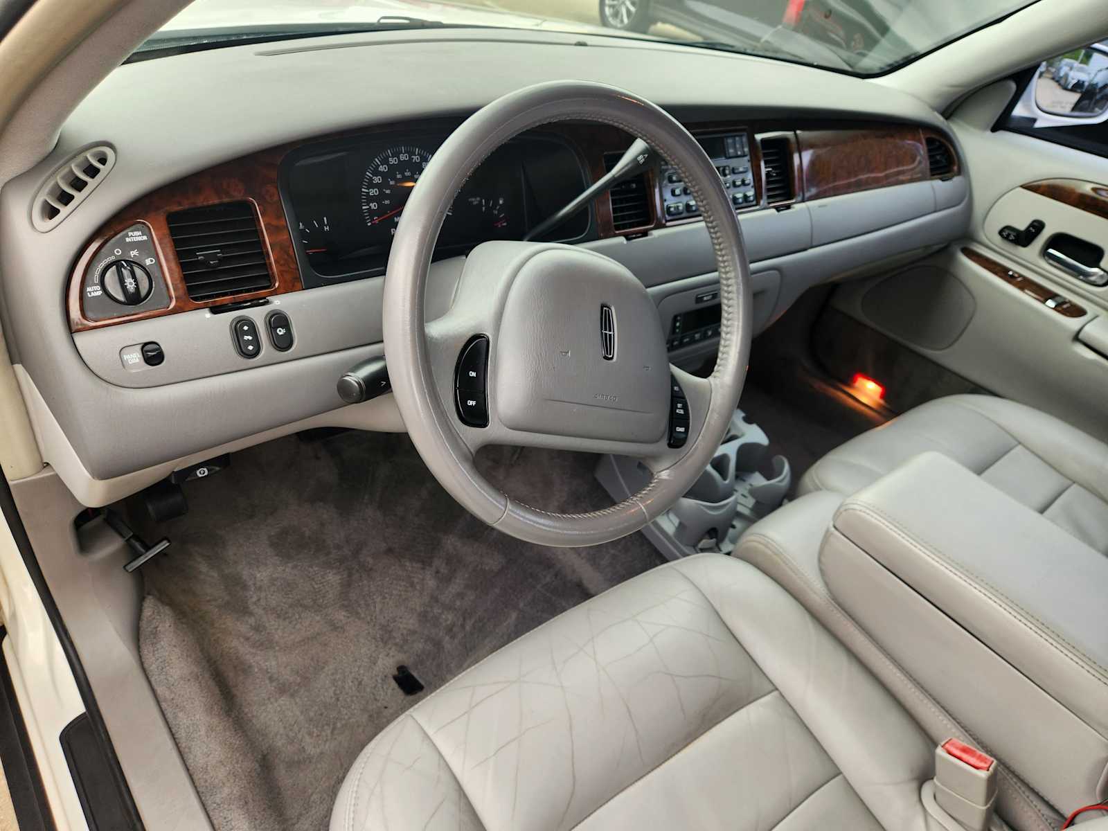 Thumbnail: 2001 Lincoln Town Car - 8