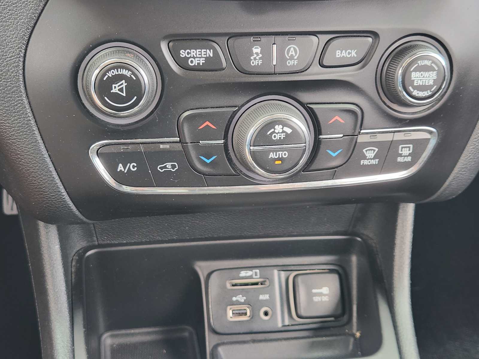 Thumbnail: 2015 Jeep Cherokee - 26