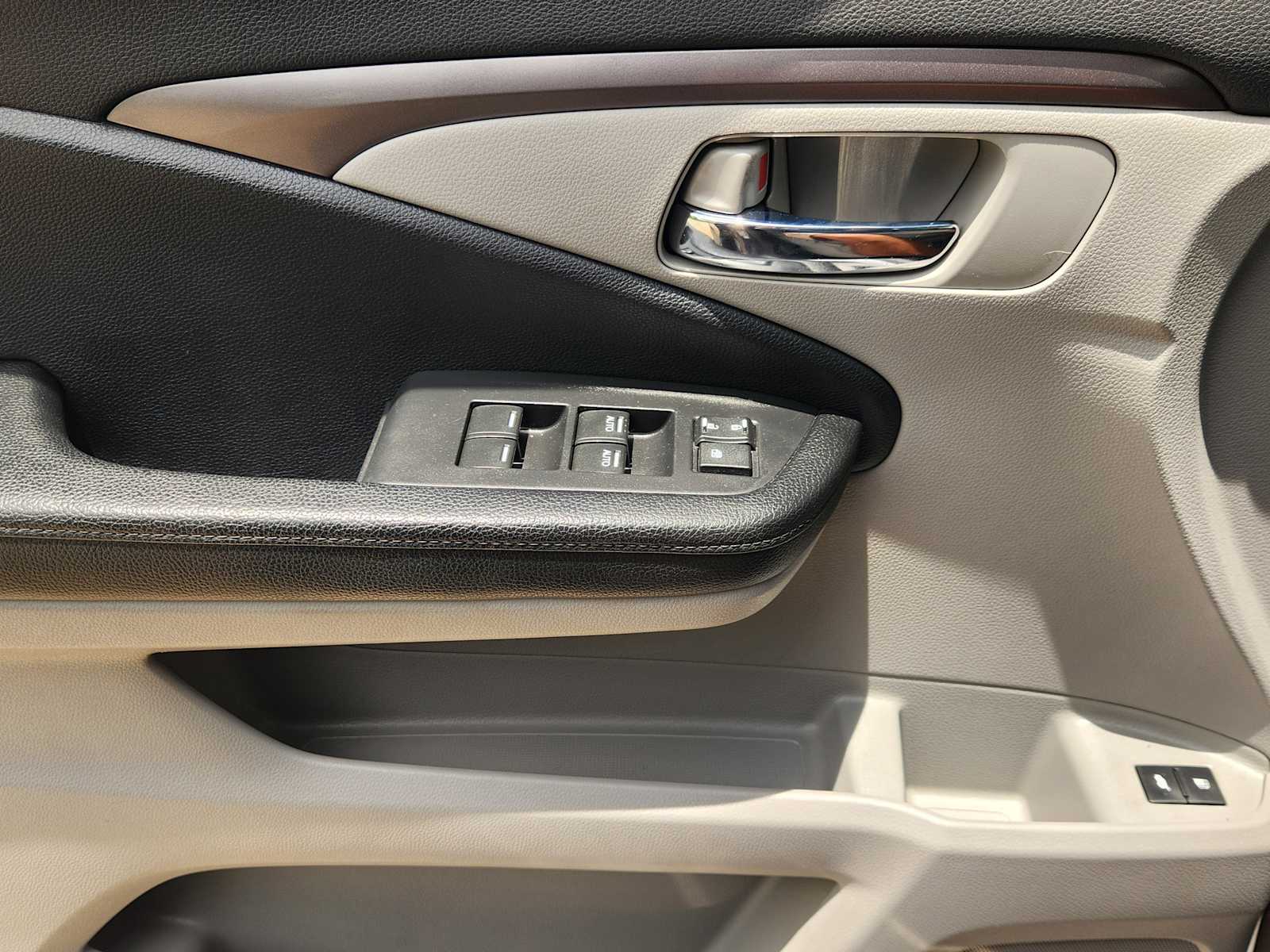 Thumbnail: 2017 Honda Pilot - 30