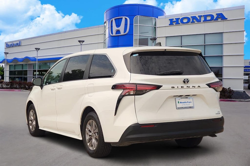 Used 2022 Toyota Sienna LE 8 Passenger Van Passenger Van