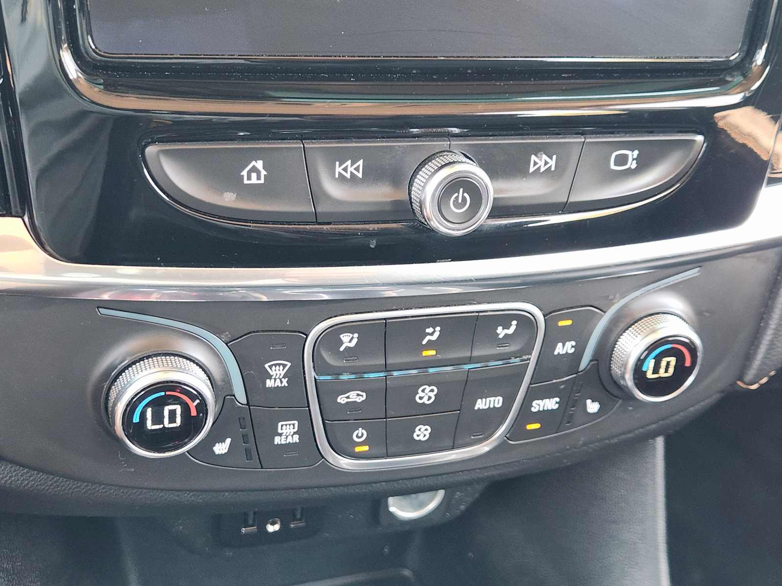 Thumbnail: 2020 Chevrolet Traverse - 27